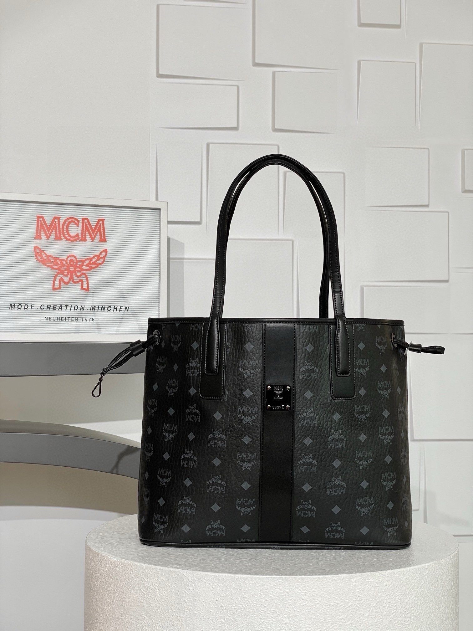 𝗠𝗖𝗠 𝗟𝗶𝘇 𝗩𝗶𝘀𝗲𝘁𝗼𝘀🆕新版
中號#雙面購物袋子母包👜

·Cp獨家®️黑老花滿印
兩種經典外觀被融合在一款日常單品中。這款中號Liz購物袋由Visetos及Nappa皮革製成，可雙面使用，翻轉出的內里展現Cubic 經典花紋圖樣。此外，輕巧的外型可通過皮革抽繩進行擴展收縮。隨附的可拆卸拉鍊手拿包豐富了這款購物袋的功能性，也可取下在短途旅行時單獨作為錢包使用。
