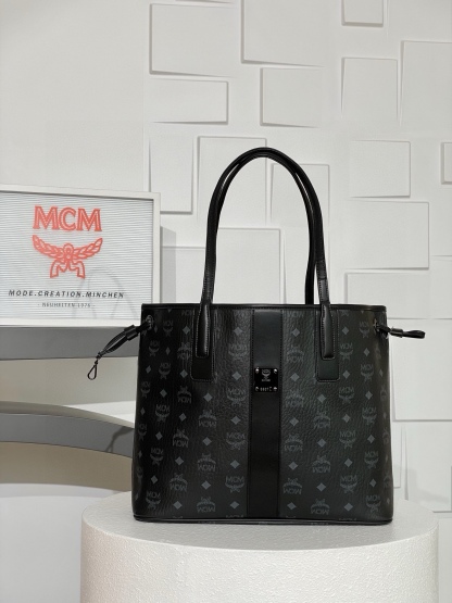 𝗠𝗖𝗠 𝗟𝗶𝘇 𝗩𝗶𝘀𝗲𝘁𝗼𝘀🆕新版
中號#雙面購物袋子母包👜

·Cp獨家®️黑老花滿印
兩種經典外觀被融合在一款日常單品中。這款中號Liz購物袋由Visetos及Nappa皮革製成，可雙面使用，翻轉出的內里展現Cubic 經典花紋圖樣。此外，輕巧的外型可通過皮革抽繩進行擴展收縮。隨附的可拆卸拉鍊手拿包豐富了這款購物袋的功能性，也可取下在短途旅行時單獨作為錢包使用。
