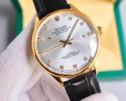 新品特推🔥🔥勞力士ROLEX（實拍圖）商務系列，全表採用316L精鋼，高檔大氣！316L精鋼打造完美多邊形弧度表殼！搭配進口藍寶石玻璃，意大利防水皮帶，原裝針扣！！！搭載原裝進口全自動機械機芯（零返修） ，直徑尺寸40mm 深度防水。 產品實物光澤手感更佳精湛  字盤刻度栩栩如生  殼套工藝都是宗師級別輕身檢驗 加上新時代機器高技鍛造  上手震撼尊貴非凡🔥AD出品 精品不斷🔥