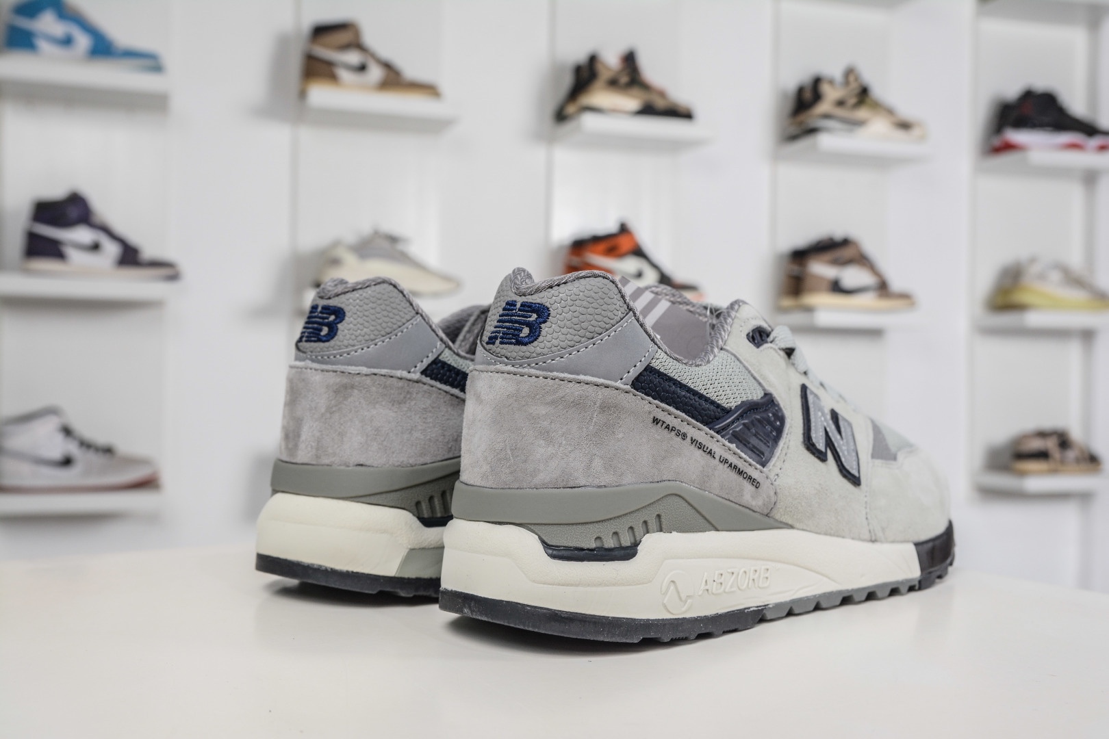 New Balance M998 Made in USA NB新百倫高端美產血統系列經典復古休閒運動慢跑鞋 
貨號：M998WT
尺碼：39.5 40 40.5 41.5 42 42.5 43 44