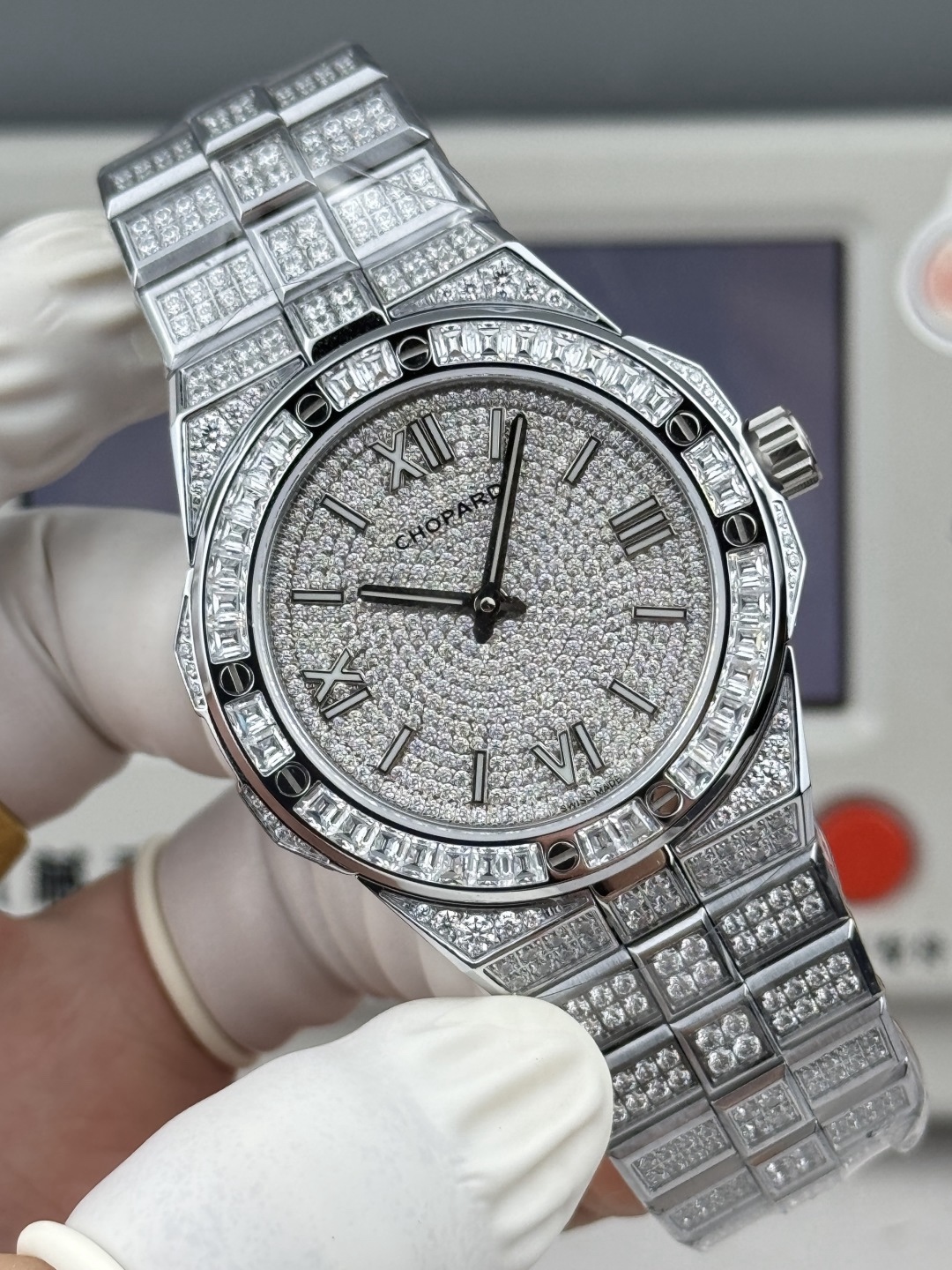 Factory 獨家力作👍
蕭邦AlpineEagle雪山傲翼系列
🌈彩T鑽🌟變色龍🦎滿天星✨限量款及隱藏款首推
如炬目光，比擬暗夜星芒⛰️於山川湖海間🌊洞見紳士願景與磅礡未來👔
尺寸：原裝一致41mmX9.7mm
機芯：9015改Chopard 01.01-c
錶鏈：獨家原版開模金磚型鏈節一體式錶鏈
岩石紋錶盤，鍍銠羅馬數字，時針及分針時標均覆以Super-LumiNova® X1級螢光塗層
致獻當代“雄鷹”，志存高遠之人在日常生活中超邁群倫，其視野啓迪人心、昇華情志。憑借遠見和決心，