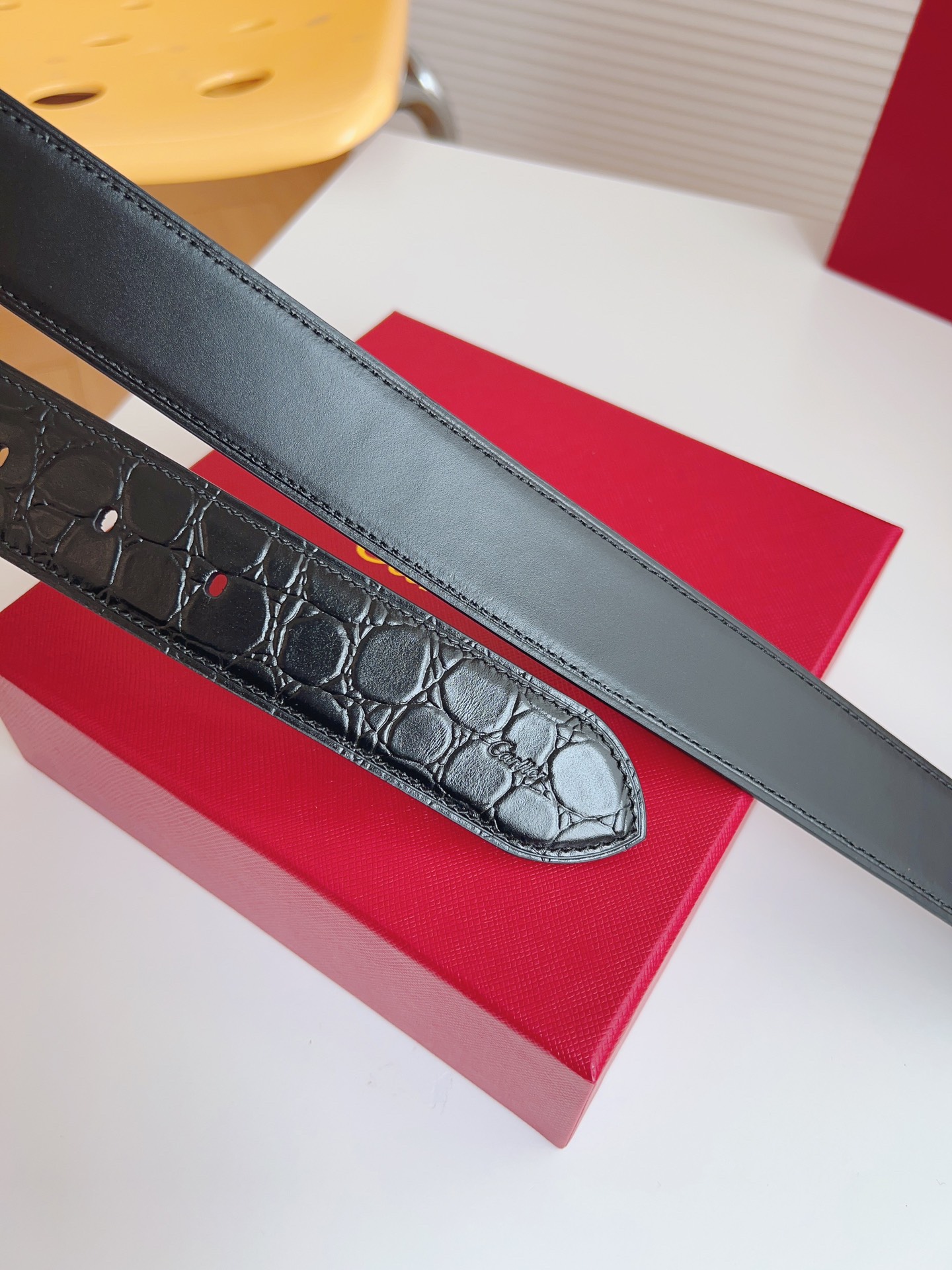 
Cartier（卡地亞）憑借匠心傑作展現與眾不同的美感，融合精湛工藝與經典設計，演繹雋永風格；瀟灑不羈，果敢獨立！此款式易搭配服飾；休閒正裝兩相宜。皮帶寬度：35mm