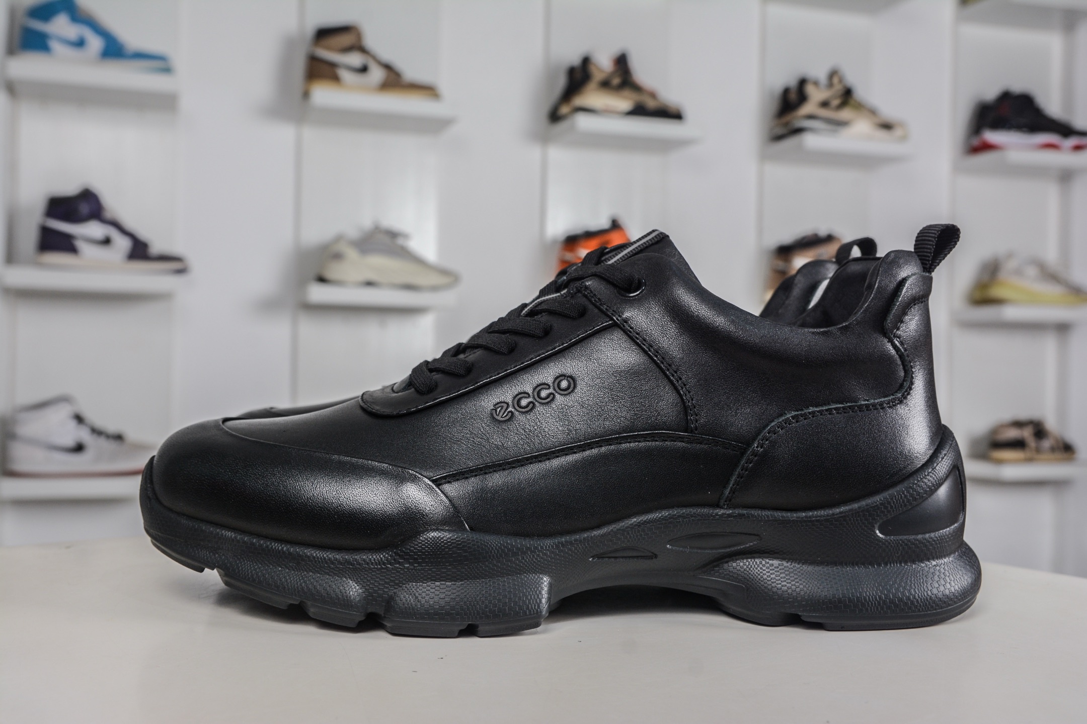 ECCO愛步運動鞋男透氣輕便防滑緩震牛皮跑鞋健步BIOMC系列全新品質 
貨號：882517 01001
尺碼：38 39 40 41 42 43 44（皮鞋码）