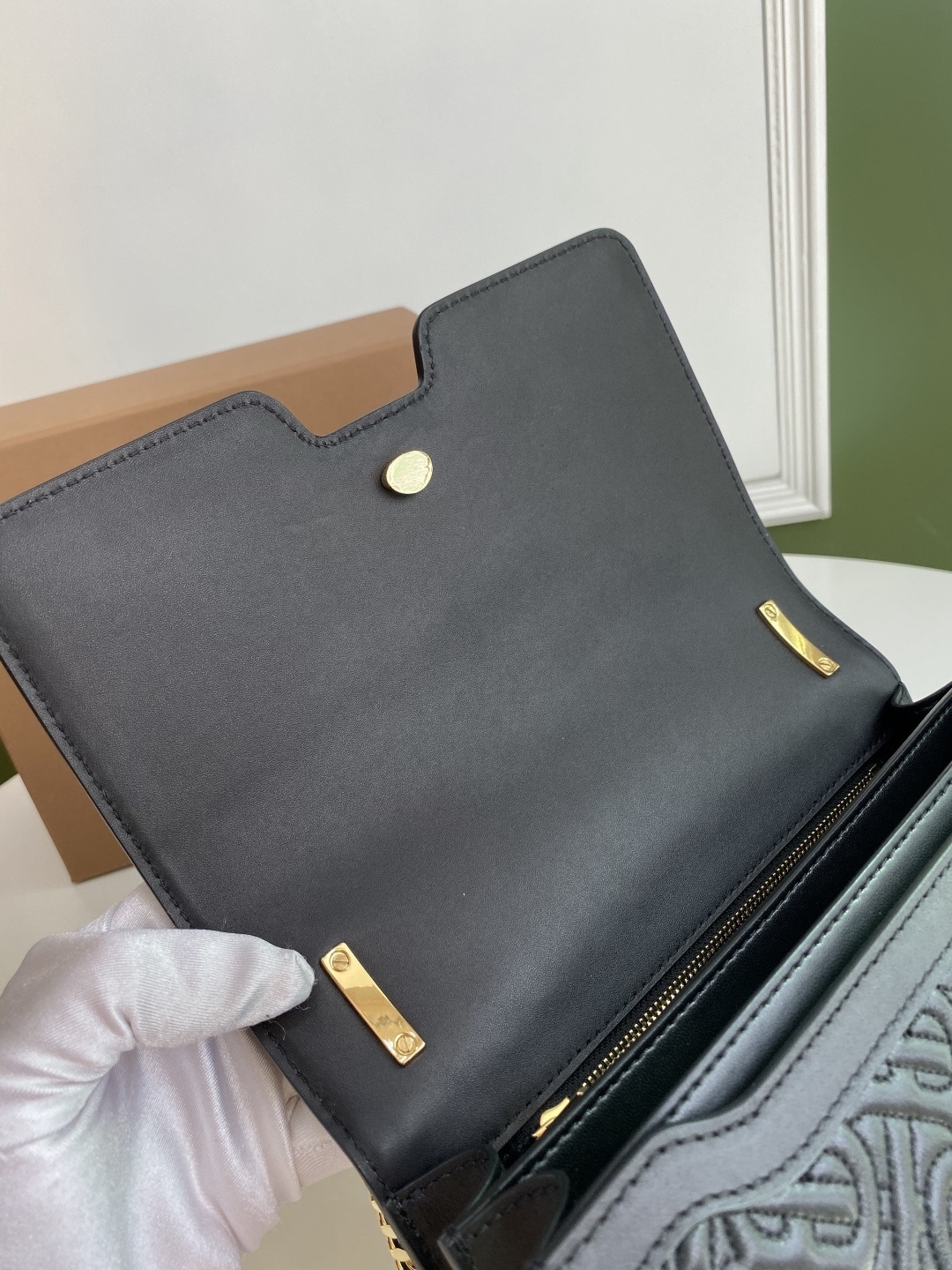 🎁B家版型立挺的「TB 專屬標識鎖扣包」，選用絎縫專屬標識羔羊皮材質製作，鎖扣裝飾 Thomas Bur靈感專屬標識。可單肩挎背，或調節背帶締造斜背造型。21 x 6 x 16cm🌟型號3311