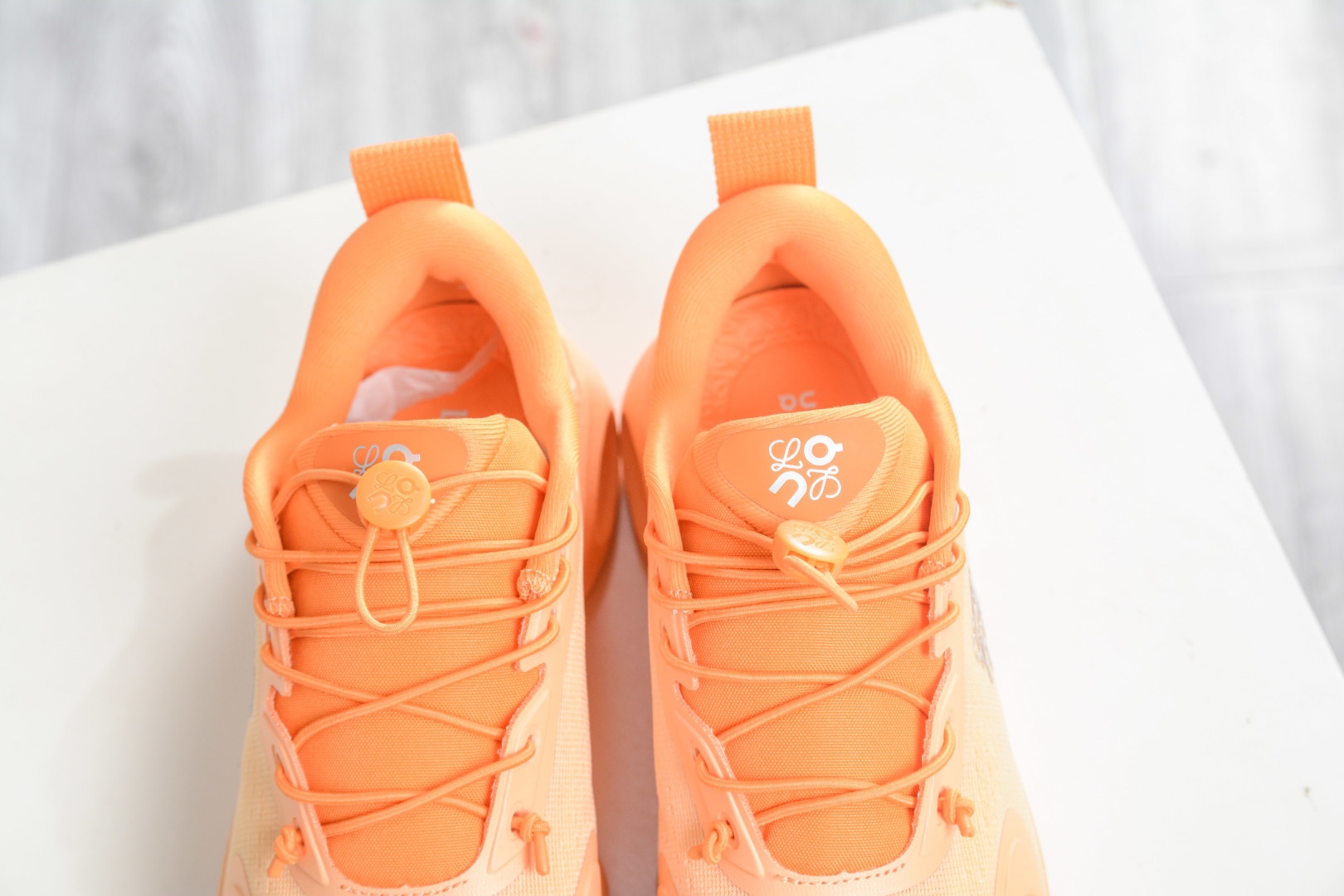 LOEWE羅意威 x ON昂跑 聯名款 Cloudsolo 
貨號: 3WF30600663
尺碼：36 36.5 37 37.5 38 38.5 39 40 40.5 41 42 42.5 43 44 44.5 45 46（真半碼）（⚠️袋子丟失扣10）