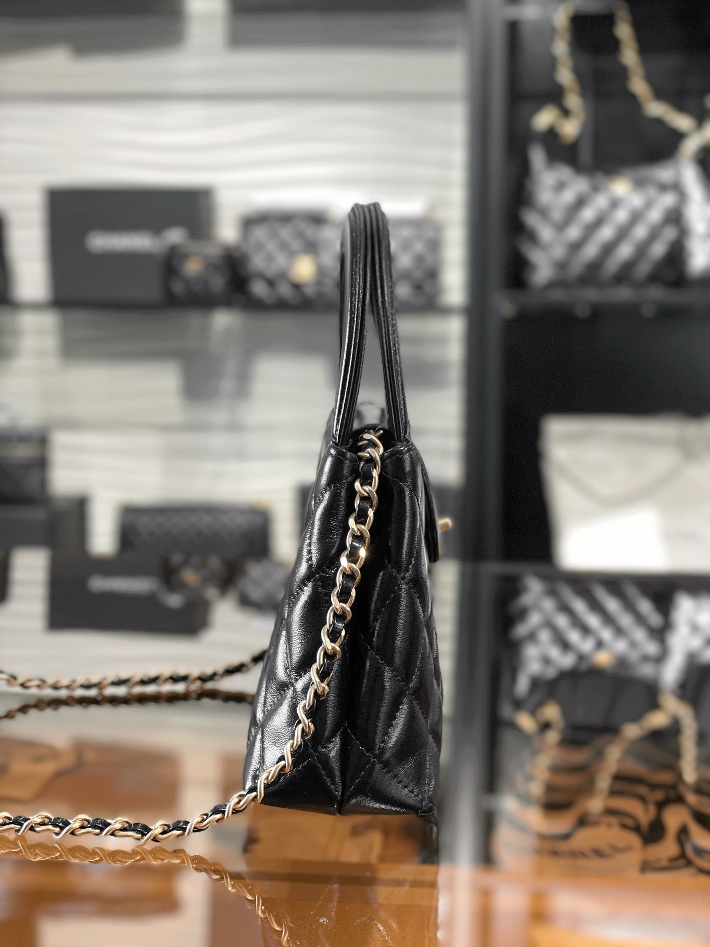 新品到貨🆕𝗖𝗵𝗮𝗻𝗲𝟭 𝟐𝟓𝐂
𝗞𝗲𝗹𝗹𝘆 手提鏈條包大號 黑色
售價𝟥𝟧𝟨𝟢𝟢𝗋𝗆𝖻購入開發〰️

全網最熱🔥𝟤𝟦𝖯 𝗄𝖾𝗅𝗅𝗒手提袋
叱吒整個秀場，簡直美絕了〰️
簡約又復古的小手提很靈魂很舒適。
又乖又耐看，實在絕對愛不釋手❕

五金：厚鍍𝟤𝟦𝗄復古金
皮料：𝖵𝖾𝗅𝗂𝖾𝗋𝗊亮面小牛皮
尺寸： 𝟣𝟥*𝟣𝟫*𝟩 𝖼𝗆
4416