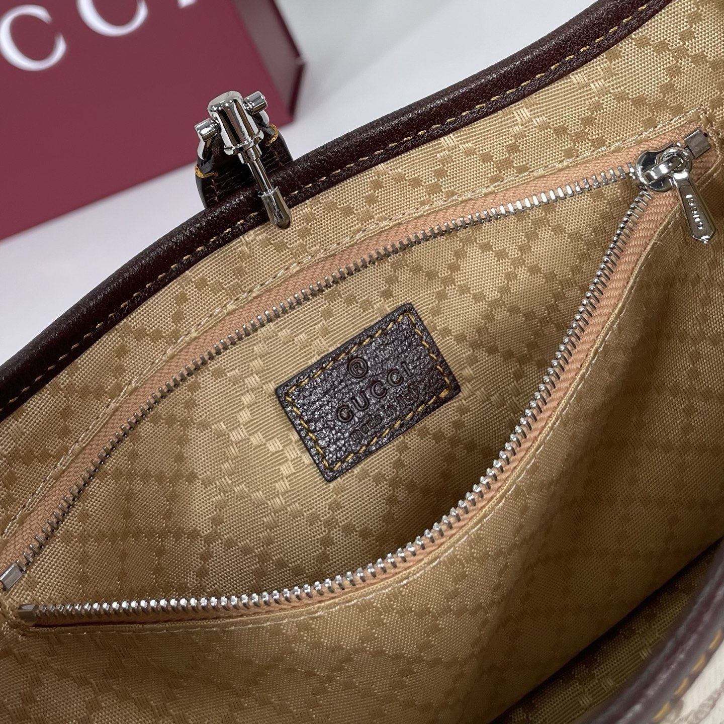 Gucci by Demna新系列，把Gucci的復古奢華玩出了新高度，新品的每一處細節都透著設計師的巧思，經典元素被重新演繹後更具辨識度，從日常腋下包到晚宴流蘇包，風格跨度大卻又統一得很高級。款號863137杏棕，尺寸27X13X6