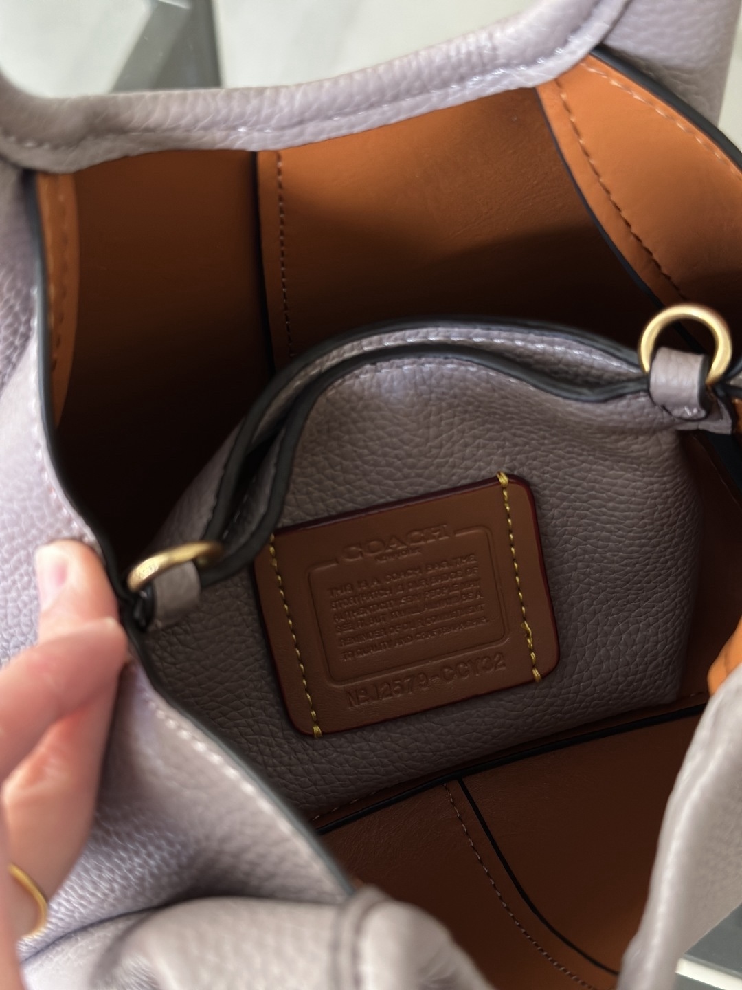 Coach新款首發🔥Lana19 mini號
尺寸：19✖️17cm
精緻小巧，簡約時尚
可手拎，可斜挎 ☑️小號 灰紫色
尺寸：19✖️17cm