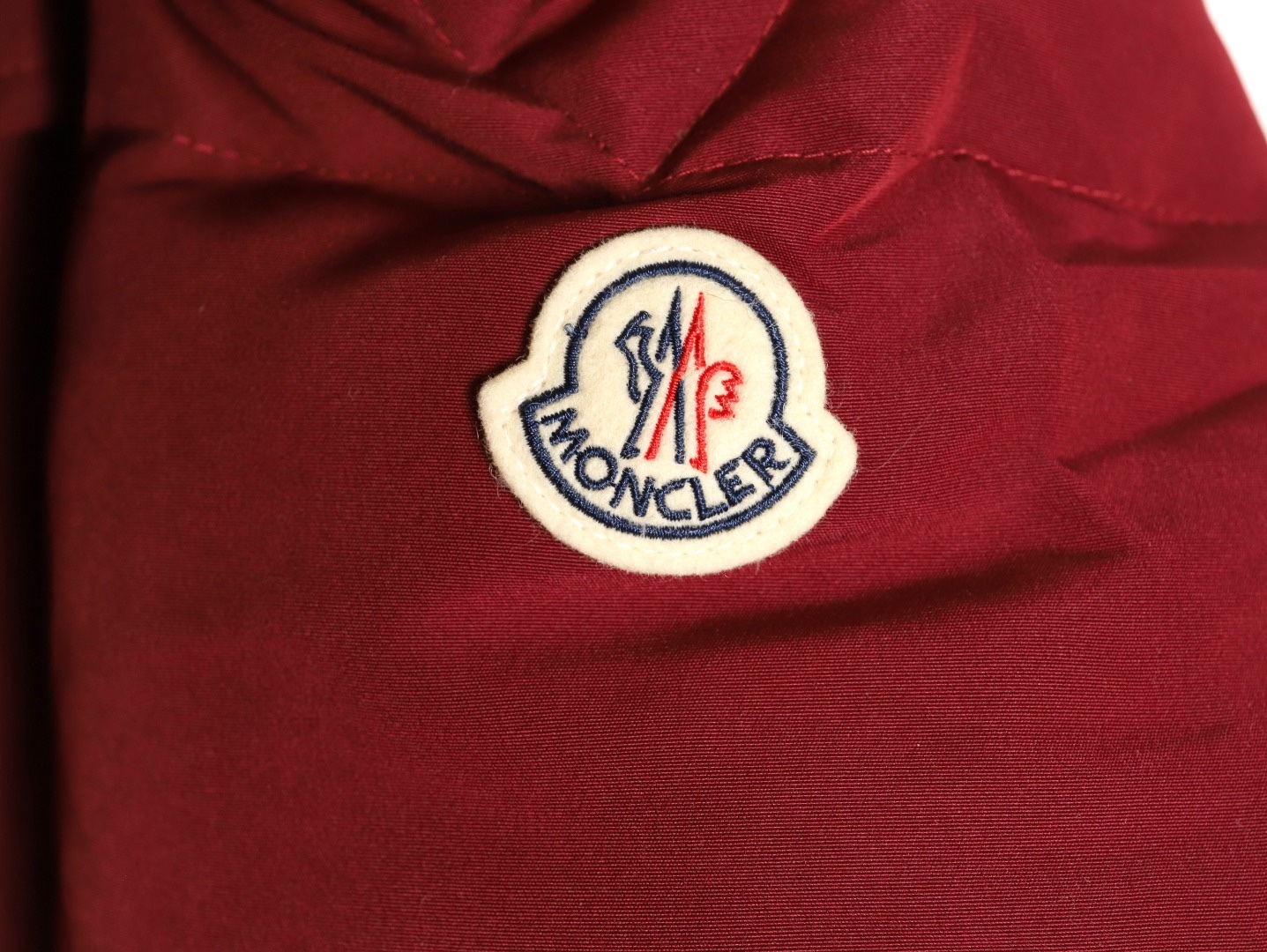 Moncler/蒙口 Gamme Rouge雙口袋連帽羽絨服
Moncler Gamme Rouge男士羽絨服，酒紅色超
有質感，尼龍面料防潑水，90絨填充保暖力滿分
。連帽設計＋金屬按扣，細節控必入！兩個翻蓋
口袋超實用，寬松版型，隨便搭配都很時髦，冬季
出街或戶外都很適合～
A Size:1-5