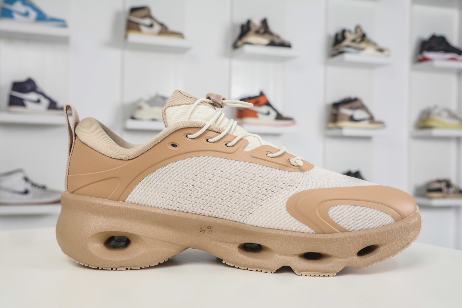 LOEWE羅意威 x ON昂跑 聯名款 Cloudsolo 
貨號: 3MF30664615
尺碼：36 36.5 37 37.5 38 38.5 39 40 40.5 41 42 42.5 43 44 44.5 45 46（真半碼）（⚠️袋子丟失扣10）