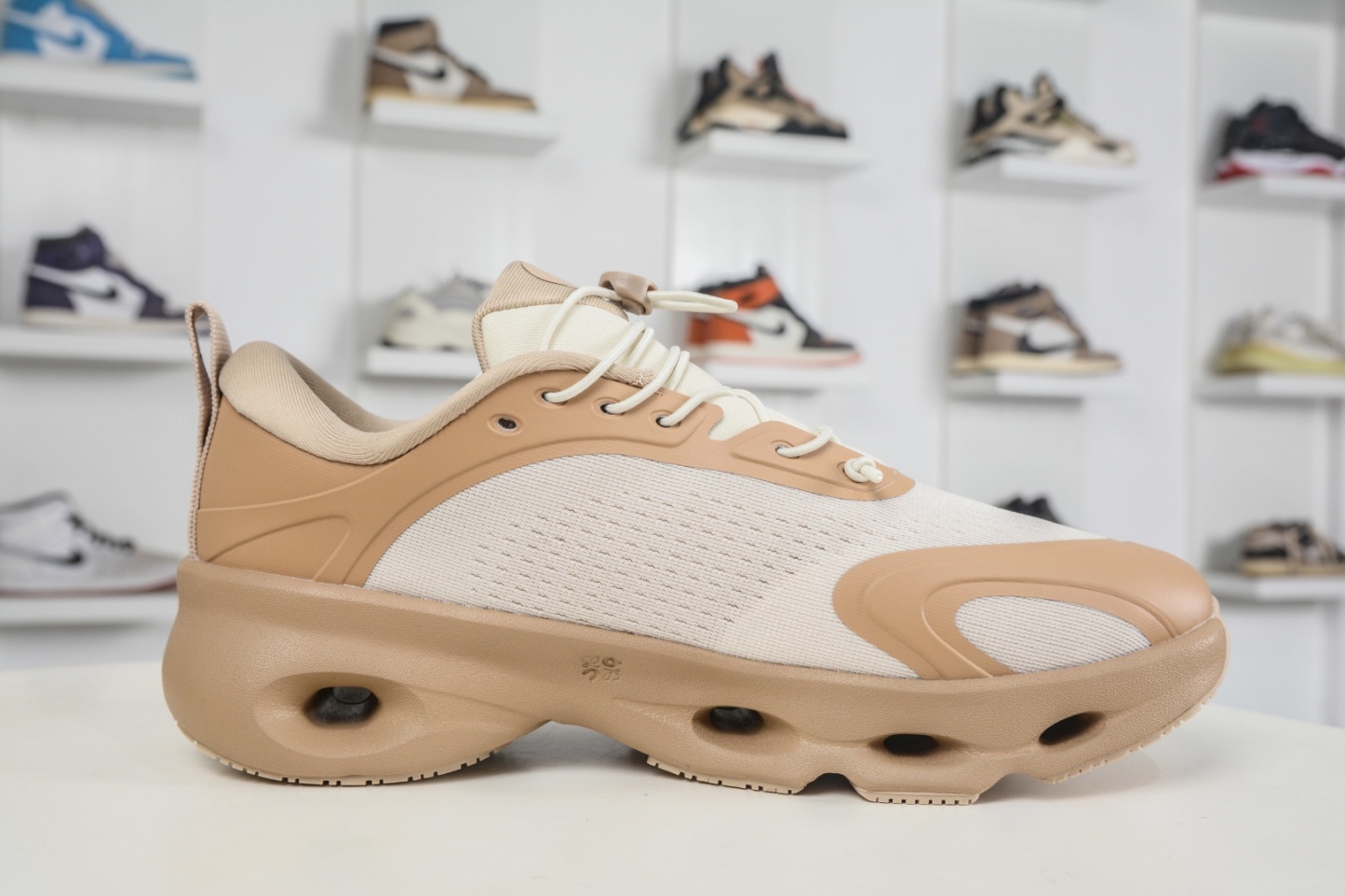 LOEWE羅意威 x ON昂跑 聯名款 Cloudsolo 
貨號: 3MF30664615
尺碼：36 36.5 37 37.5 38 38.5 39 40 40.5 41 42 42.5 43 44 44.5 45 46（真半碼）（⚠️袋子丟失扣10）