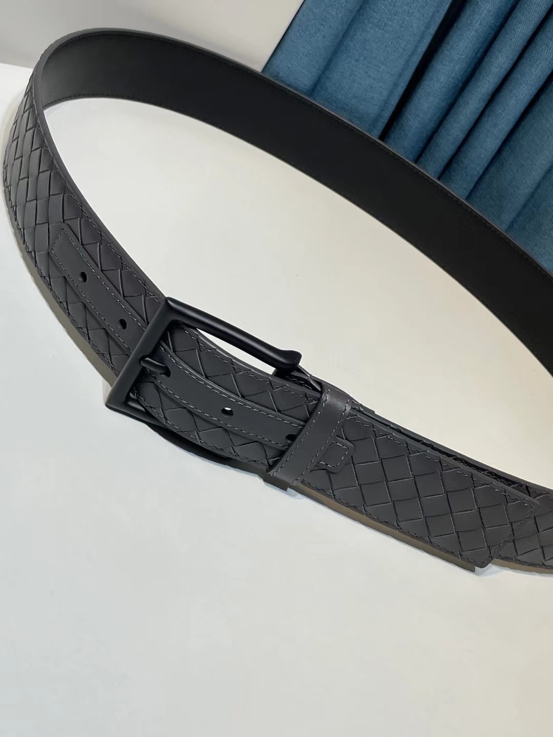 🔥🔥新 🆕純手工編織皮帶可為休閒裝或正裝造型增添優雅韻味，🔥是低調奢華的典範。[嘴唇]採用意大利柔軟的胎小牛皮全手工精工打造而成，鎳色五金扣頭令其更顯獨特別緻、🔥[嘴唇]優雅迷人氣息。[強]4.0cm