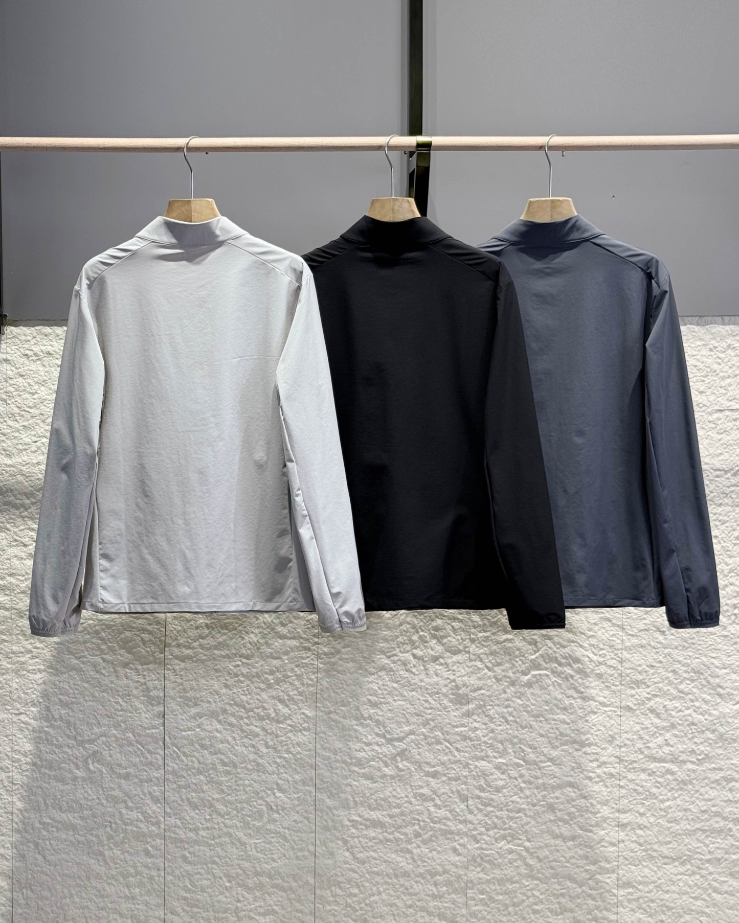 KOLON SPORT可隆🧊🧊  輕量涼感防曬衣情侶款  

戶外輕量化涼感防B1145曬衣上新🆕 ，可隆專櫃同款 在售💰1585+

採用功能性專業戶外防曬型針織材料 88的錦綸和12的氨綸 有非常好的彈性 和防水透氣功能  防曬值upf245+不怕曬傷，縱享戶外陽光☀️有專業檢測報告
彈力接觸涼感，緩解體熱，輕量御風 ，手腕彈力帶收口 ，貼合手腕的同時 提升鑽風性能 ，面料彈力十足 透氣性高  在運動出汗時 ，減少熱量 和粘附感
如果突降小雨還有功能性防水功能 

品質面料做工都無