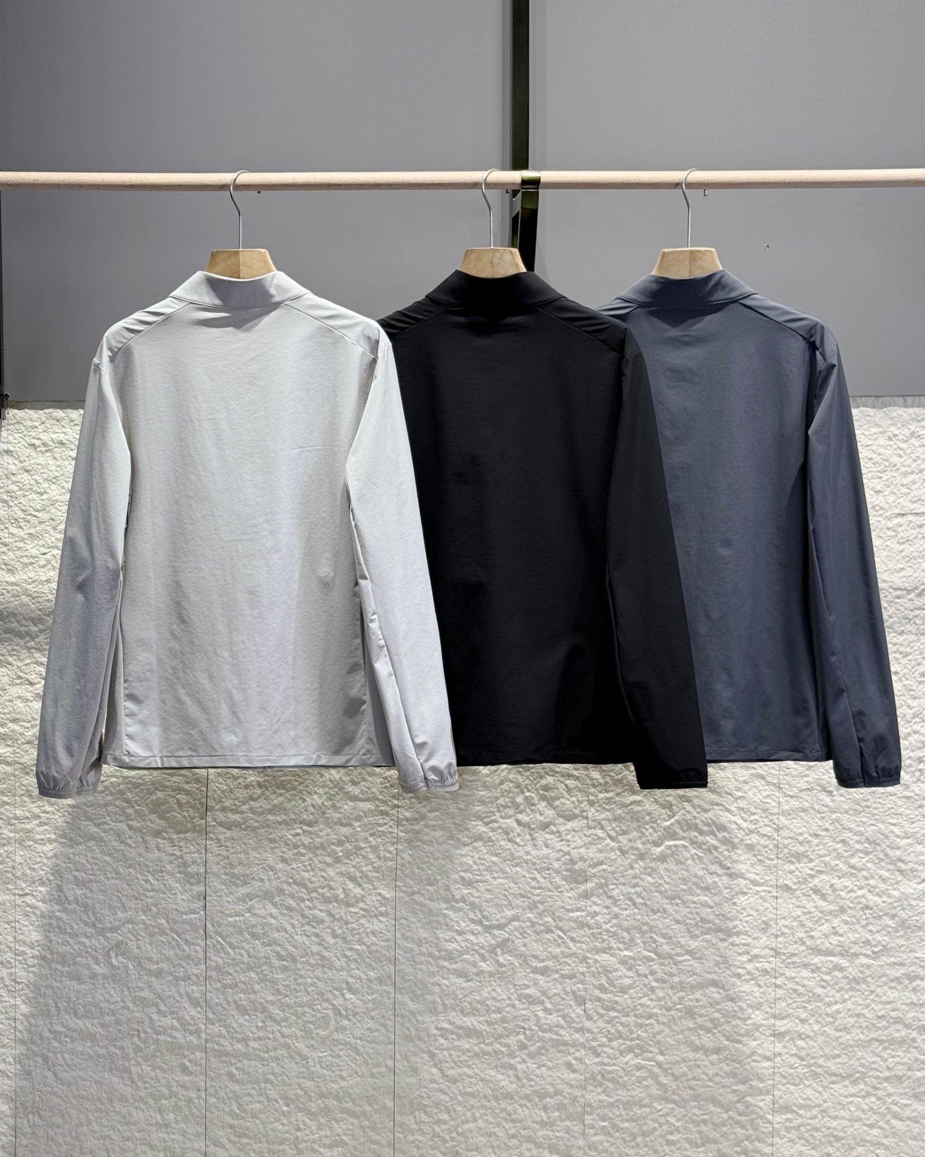 KOLON SPORT可隆🧊🧊  輕量涼感防曬衣情侶款  

戶外輕量化涼感防B1145曬衣上新🆕 ，可隆專櫃同款 在售💰1585+

採用功能性專業戶外防曬型針織材料 88的錦綸和12的氨綸 有非常好的彈性 和防水透氣功能  防曬值upf245+不怕曬傷，縱享戶外陽光☀️有專業檢測報告
彈力接觸涼感，緩解體熱，輕量御風 ，手腕彈力帶收口 ，貼合手腕的同時 提升鑽風性能 ，面料彈力十足 透氣性高  在運動出汗時 ，減少熱量 和粘附感
如果突降小雨還有功能性防水功能 

品質面料做工都無