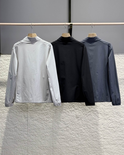 KOLON SPORT可隆🧊🧊  輕量涼感防曬衣情侶款  

戶外輕量化涼感防B1145曬衣上新🆕 ，可隆專櫃同款 在售💰1585+

採用功能性專業戶外防曬型針織材料 88的錦綸和12的氨綸 有非常好的彈性 和防水透氣功能  防曬值upf245+不怕曬傷，縱享戶外陽光☀️有專業檢測報告
彈力接觸涼感，緩解體熱，輕量御風 ，手腕彈力帶收口 ，貼合手腕的同時 提升鑽風性能 ，面料彈力十足 透氣性高  在運動出汗時 ，減少熱量 和粘附感
如果突降小雨還有功能性防水功能 

品質面料做工都無