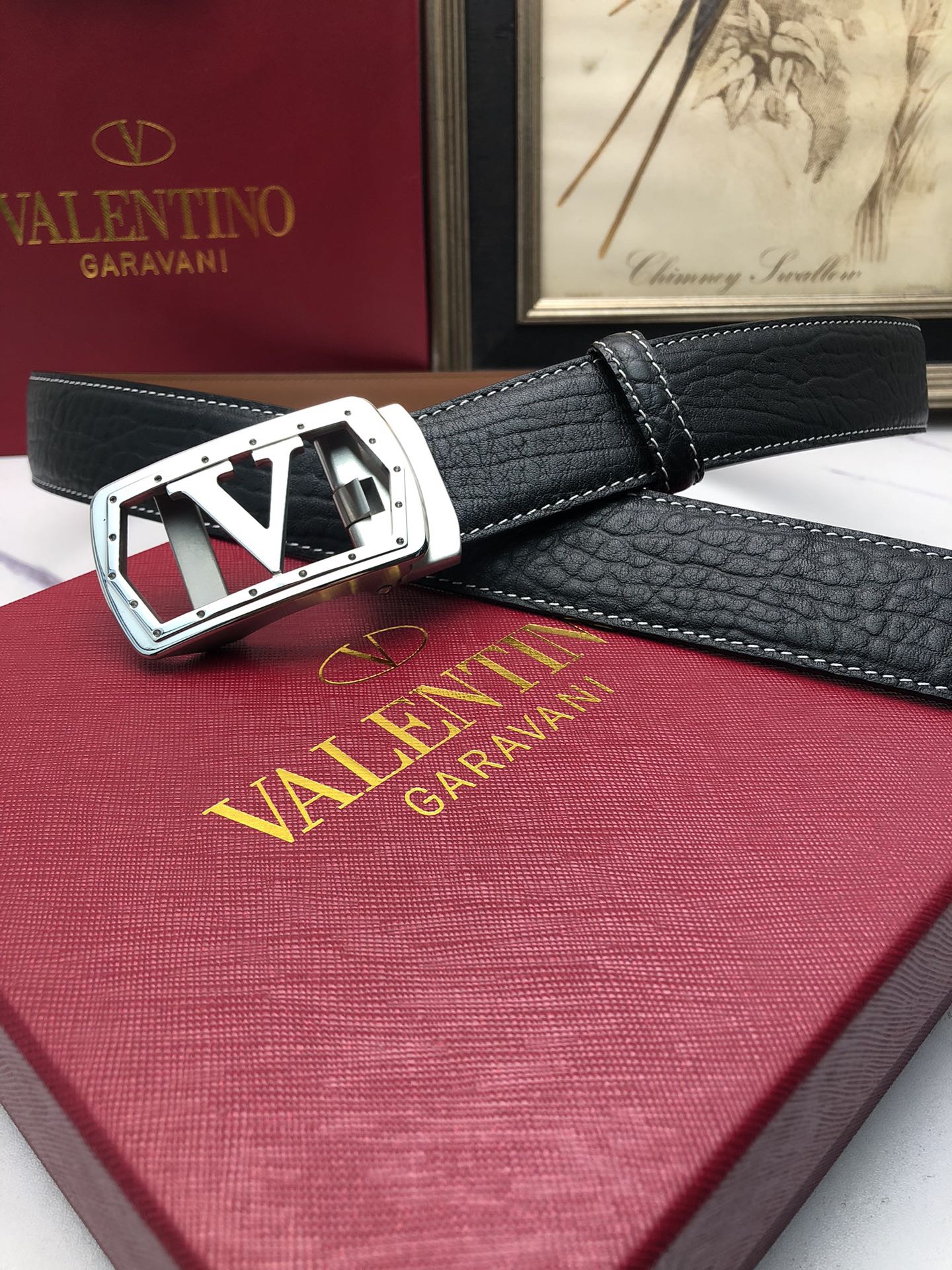 華倫天奴：原單頭層牛皮大象皮紋面，內襯頭層小牛皮底，搭配原單自動扣，可裁剪的自動帶，此款腰帶面雙採用意大利原定廠制進口牛皮帶身 ，對專版櫃足寬3.5