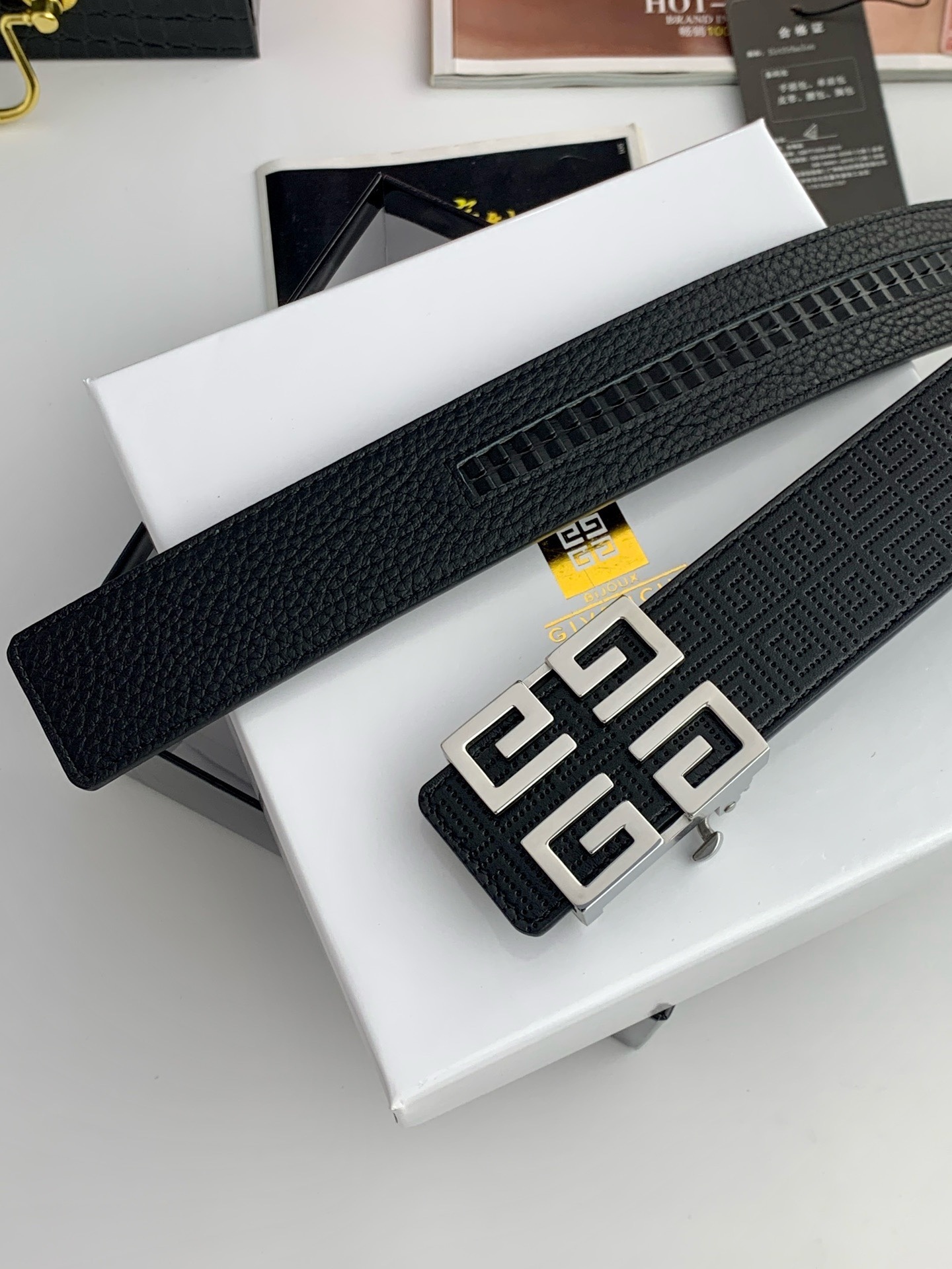 【紀梵希】新款男士 頭層小牛皮黑色壓花腰帶，內襯荔枝紋底，寬38毫米.搭配不鏽鋼經典4G自動扣.商務服裝造型的完美搭配。永恆經典！