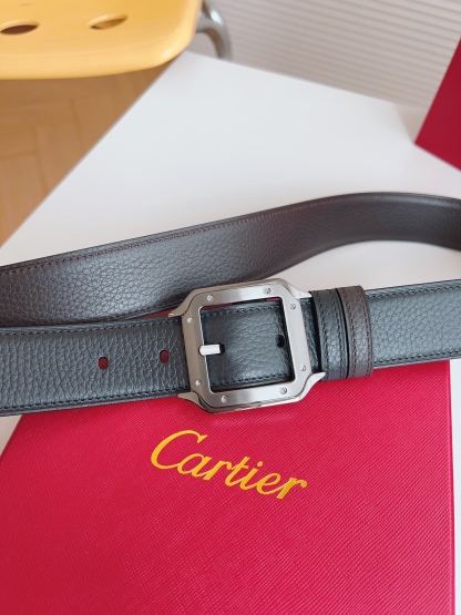 
Cartier（卡地亞）憑借匠心傑作展現與眾不同的美感，融合精湛工藝與經典設計，演繹雋永風格；瀟灑不羈，果敢獨立！此款式易搭配服飾；休閒正裝兩相宜。皮帶寬度：35mm