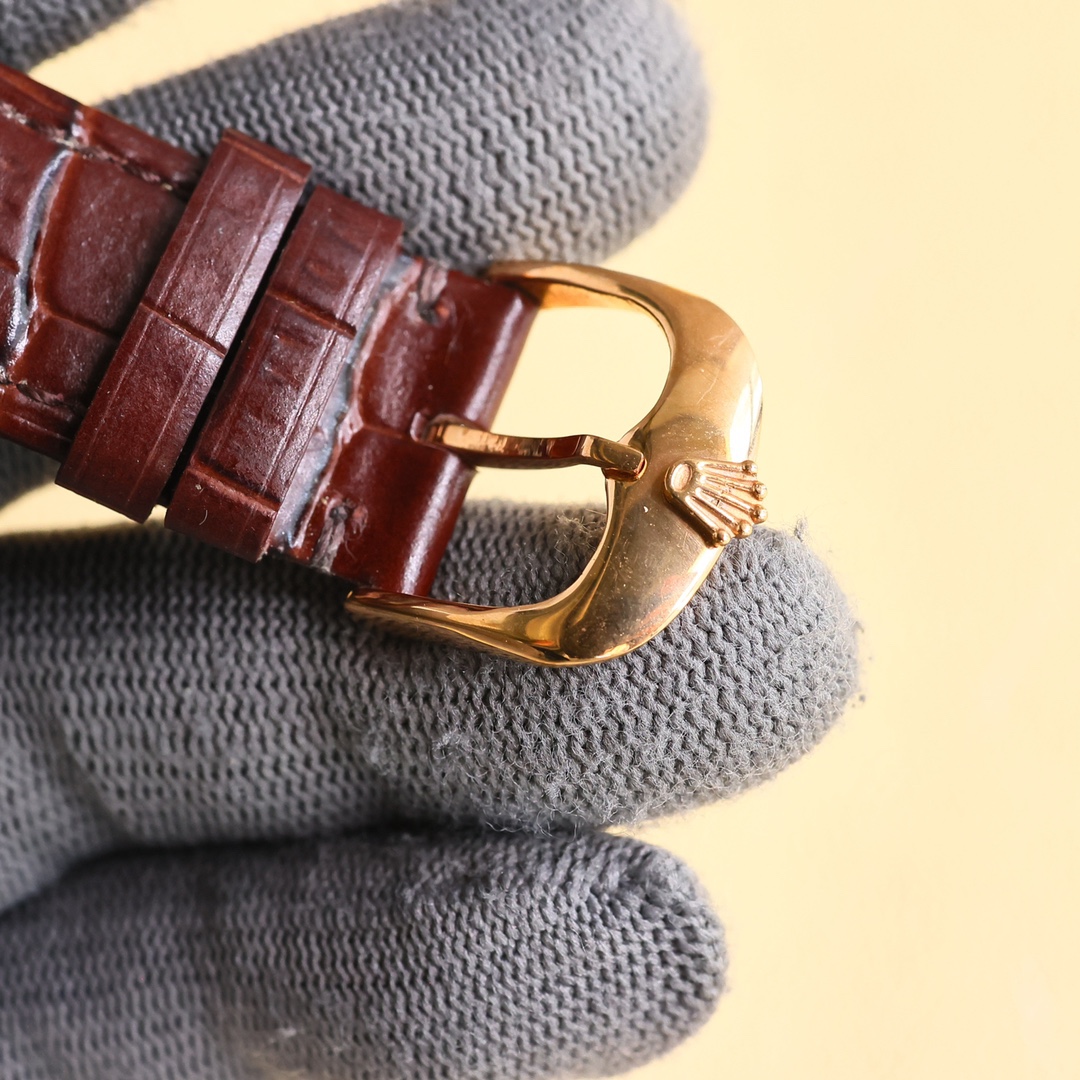 
最新爆款主推☄️☄️ 勞力士【ROLEX】男士腕表 採用獨特的錶盤設計 搭配而來的是更高檔奢華的勞力士🪐， 初識勞力士必憧憬有朝一日能擁有它，戴上勞力士必順風順水必發達，你值得擁有，歡迎評鑒！！
機芯：搭配全新進口8215西鐵城（零返修） 尺寸：40🥇 鏡面：藍寶石玻璃永不刮花 材質：316L精鋼表殼 動力：儲存48小時 防水深度：100米🥈 🥉意大利小牛皮帶，原裝針扣！