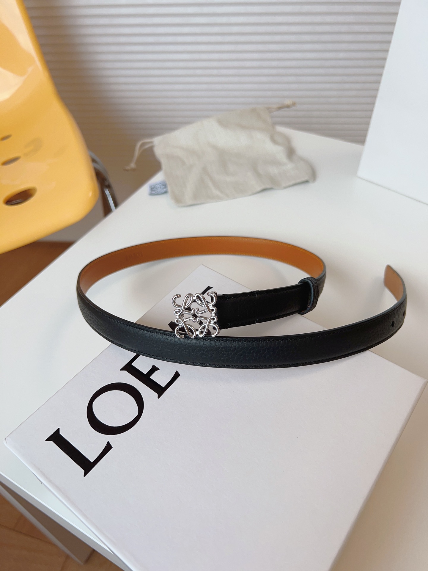 
Loewe 羅意威 經典粒面小牛皮，極簡風格的搭配，腰帶早已不是勒緊褲腰的工具，而是提升衣品，畫龍點睛的飾品；此款腰帶易搭配服飾。皮帶寬度：2.0cm