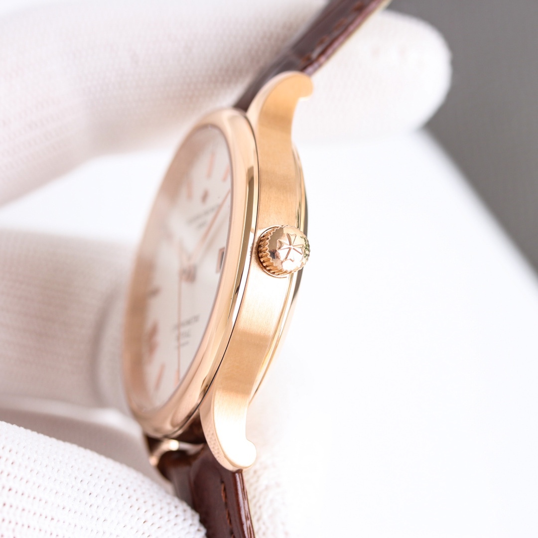 
江詩丹頓傳承系列腕表火爆上市！🔥簡雅大方，完美結合，讓你感受優雅紳土氣息！[禮物]該表搭載原裝進口9015超薄機芯，每小時振頻28800次，性能穩定，零返修！表殼： 釆用316 精鋼，藍寶石玻璃鏡面！🎖搭配意大利真皮錶帶原裝扣，直徑：40 mm，超強防水，簡潔大氣，高端品質，適合各種商務場合，送禮首選！