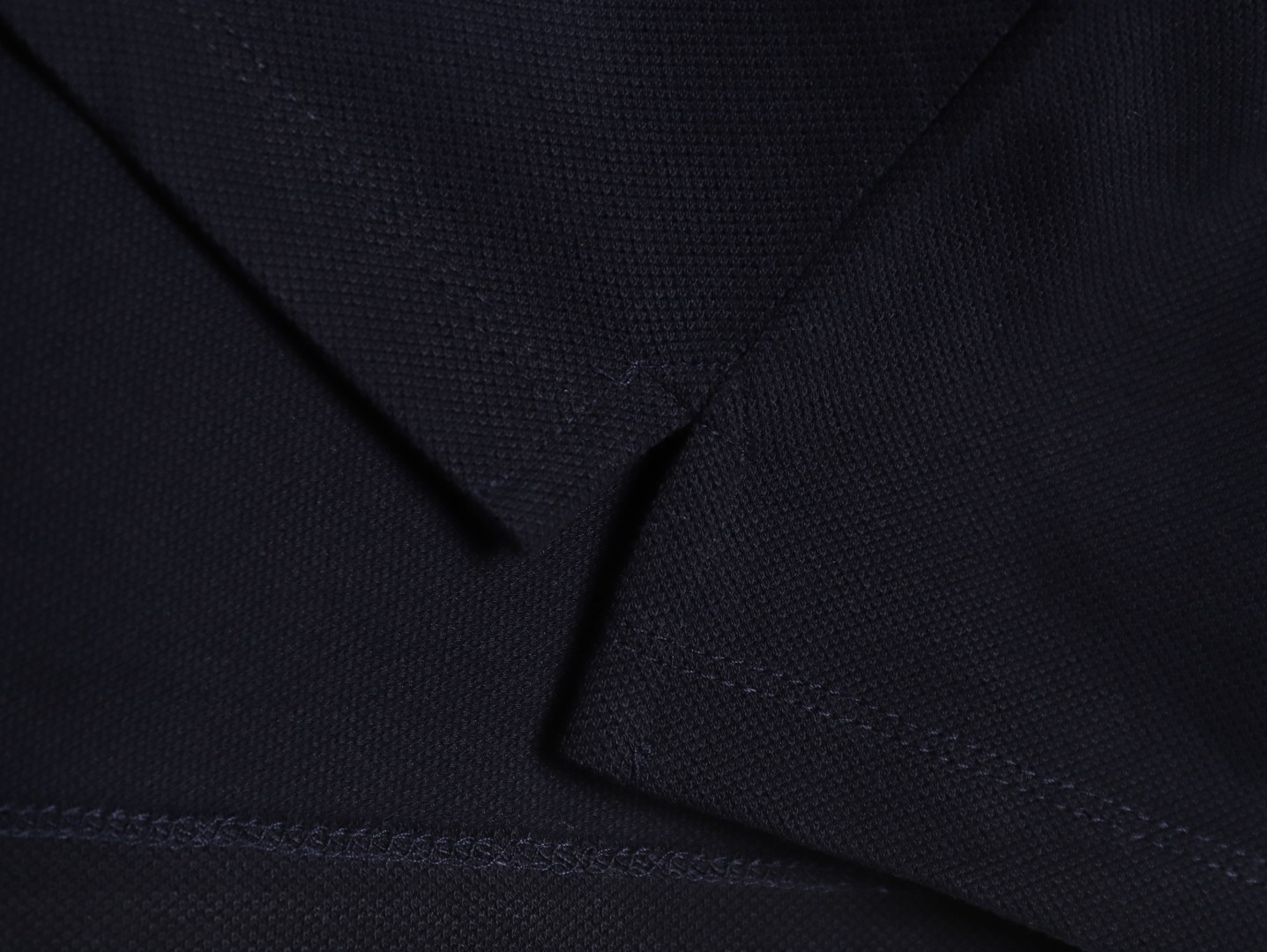 Gucci/古馳 24ss 胸口雙G刺繡Polo短袖
原購入，採用60支雙股250克重棉氨混紡雙面珠地面料，條紋相間拼色衣領定為雙系統提花定織扁機製成。GG互扣刺繡圖案採用進口田島機器，榻榻米刺繡搭配挨針繡工藝，刺繡非常的飽滿，精細針法綿密，以榻榻米刺繡工藝打底，挨針繡描廓邊緣及字母繡花，層次清晰豐富立體。前胸無明線無散口雙層面筒，袖口縫盤螺紋同為扁機織造，採用TAJIMA進口機台加工，人工手縫領標開背領標帶防偽芯片，紐扣開模天然塔羅貝炭黑刻字牛角扣，三標輔料同步定 制。經典翻領設計
