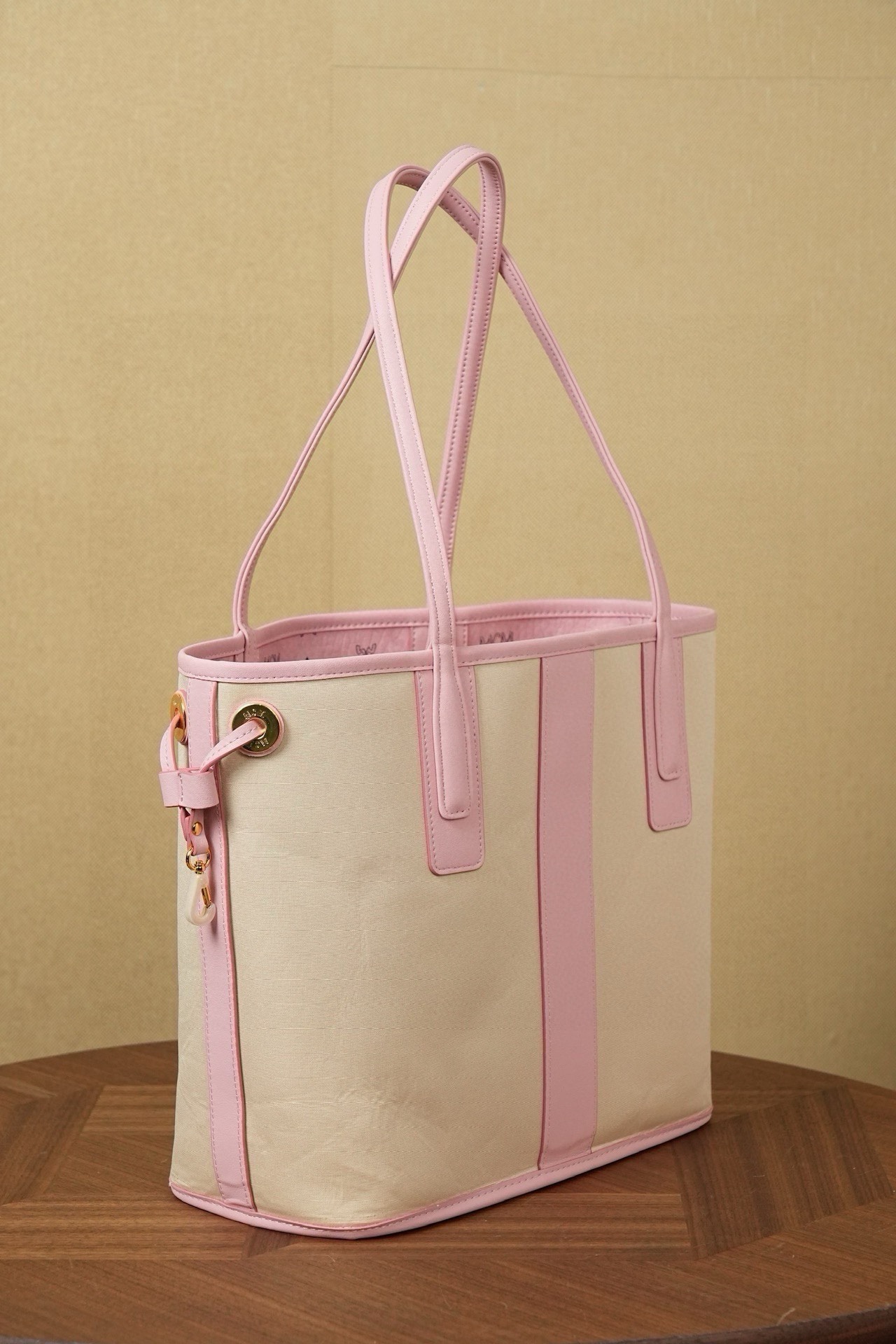 𝐌𝐂𝐌 𝐋𝐢𝐳 𝐕𝐢𝐬𝐞𝐭𝐨𝐬
桃花粉小號#雙面購物袋子母包👜

·Cp獨家®️升級新桃花粉色
這款小號購物袋採用經典Visetos製成，延續了Liz包袋在日常生活中散髮出的傳統優雅氣質。包袋的另一面則由Cubic經典印花製成，為其增添了另一層面的設計深度。輕巧的外型可通過側面的皮革抽繩進行調整，以適應現代生活中的動態變化。可拆卸拉鍊手拿包在短途旅行及夜間外出時可兼作經典肩背包使用，成為這款包袋設計中的點睛之筆。

