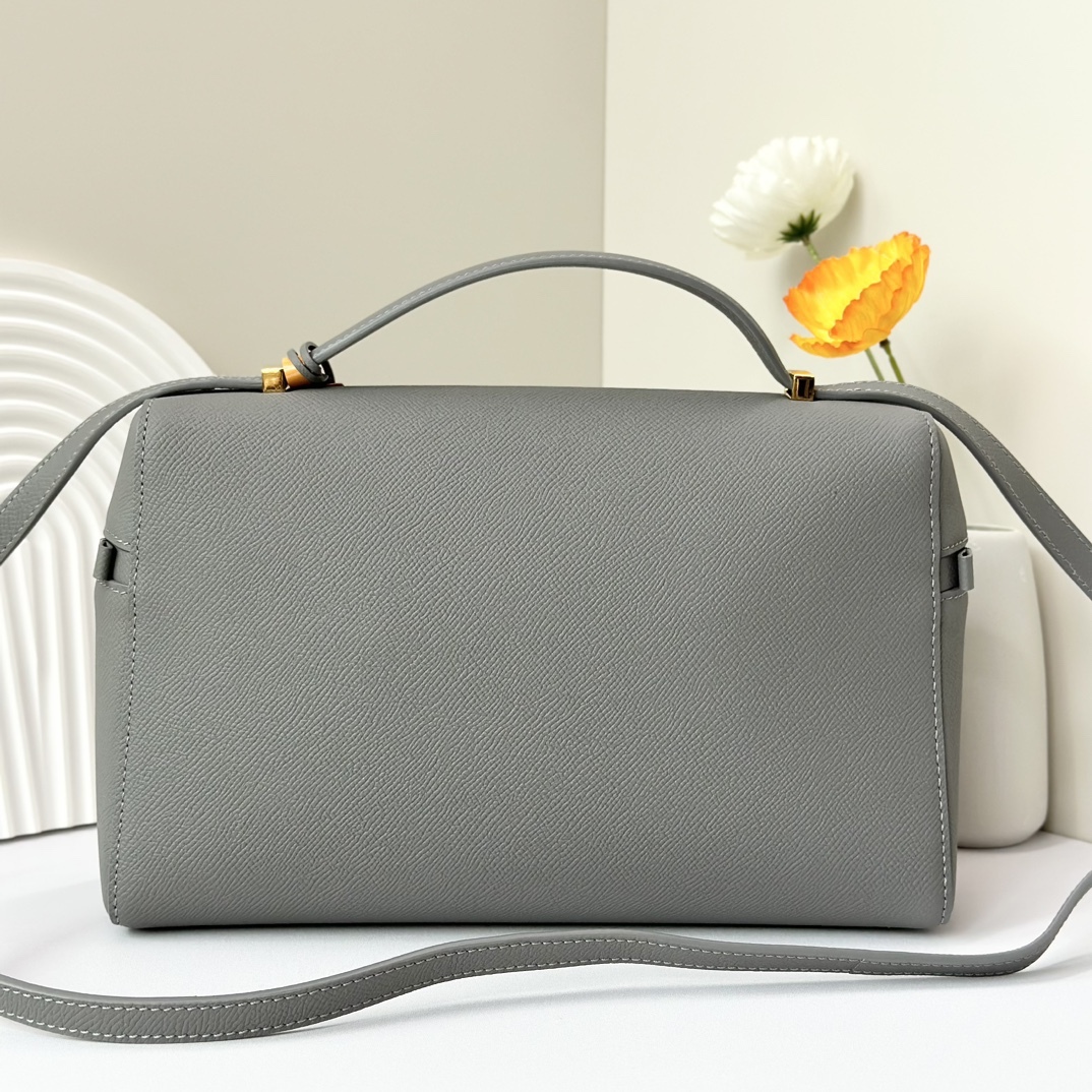 𝓛𝓸𝓻𝓸 𝓟𝓲𝓪𝓷𝓪 諾悠翩雅
𝑬𝒙𝒕𝒓𝒂 𝑩𝒂𝒈 𝑳𝟐𝟕 
寬開口加大容量斜挎包，包型設計更立體更有型，包身採用進口原廠小牛皮，手感柔軟而獨特，包包內部結構多了內袋。雙向加長拉鍊開合，配有My Charms金色金屬掛飾（LP特級純鋼五金配件）
size：27*16*10釐米
配全套專櫃禮盒包裝🎁