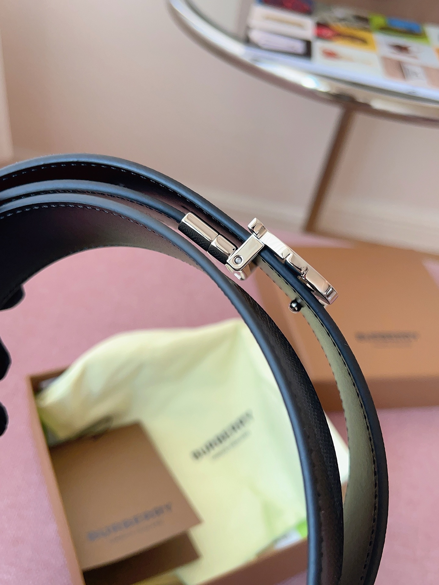 
Burberry博柏利品牌始終秉承傳統精髓，彰顯卓爾不凡的匠制工藝，優雅率性的英倫設計與銳意革新的時尚理念。3.5cm