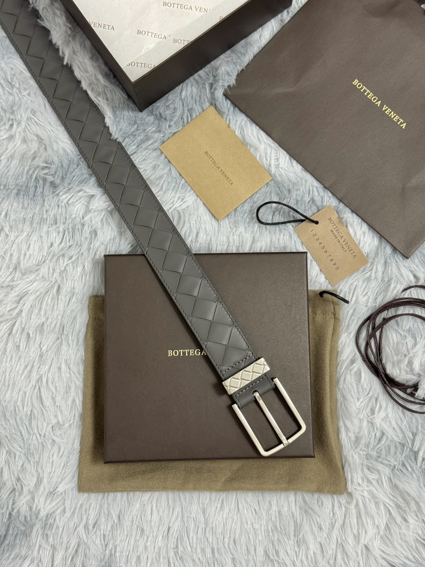 BOTTEGA VENETA   3.5cm   
手工編織牛皮經典之作
每個細節都體現出至高的品味和格調
整體造型增添優雅韻味  
低調奢華的典範
優雅迷人氣息
精緻的手工藝製作