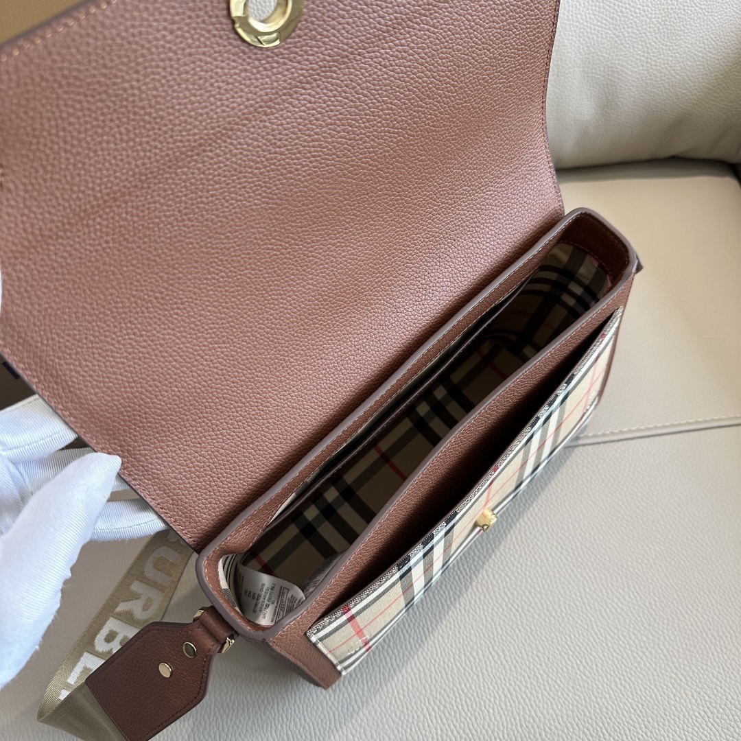 B家精巧字母寬肩帶斜跨包，選用粒紋皮革與 Vintage 復古格紋打造，設有徽鐫標刻按扣。搭配拆可式背帶，點綴花提精紡的品牌徽標。隨心變為換肩背包或手拿造包型。25 x 8.5 x 18cm🌟型號9061