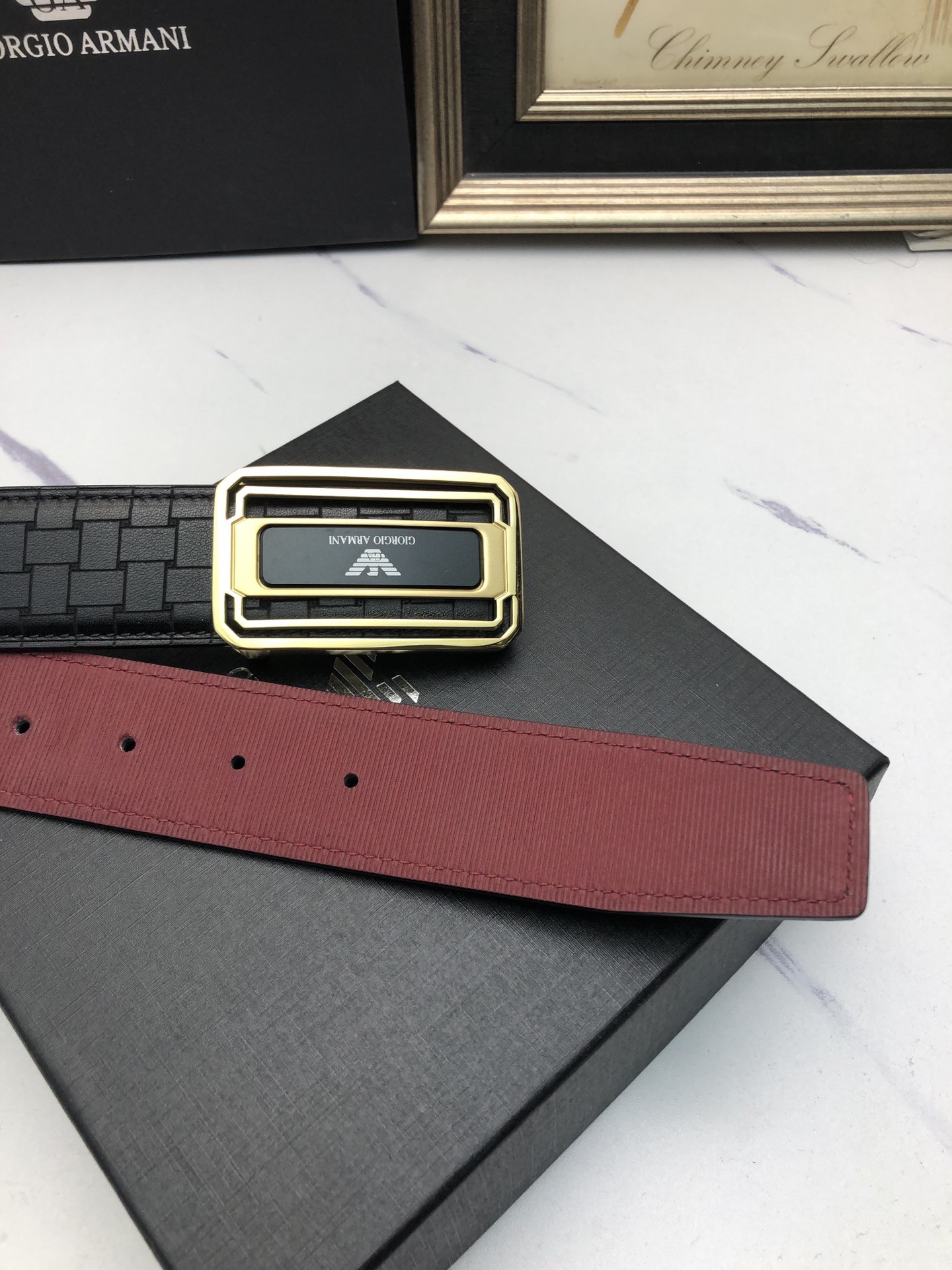 阿曼妮：原單頭層小牛皮燙印花紋，內襯頭層牛皮底，營造織紋外觀。飾以標誌原單扣。專櫃寬度4.0