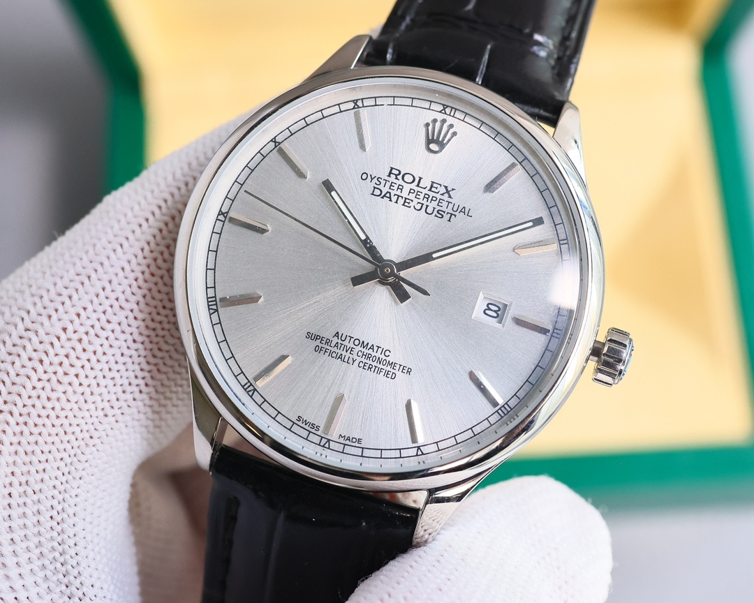 新品特推🔥🔥勞力士ROLEX（實拍圖）商務系列，全表採用316L精鋼，高檔大氣！316L精鋼打造完美多邊形弧度表殼！搭配進口藍寶石玻璃，意大利防水皮帶，原裝針扣！！！搭載原裝進口全自動機械機芯（零返修） ，直徑尺寸40mm 深度防水。 產品實物光澤手感更佳精湛  字盤刻度栩栩如生  殼套工藝都是宗師級別輕身檢驗 加上新時代機器高技鍛造  上手震撼尊貴非凡🔥AD出品 精品不斷🔥