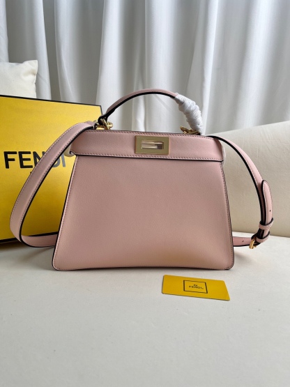 Peekaboo Iseeu 皮革手袋更多細節 Iconic Peekaboo ISeeU手袋，皮革材質，兩側綴以經典的扭鎖。柔和軟納帕皮革襯里，兩個隔層由硬質隔板隔開，配有系扣內部口袋和金色金屬件。手袋配有手柄和可調節、可拆卸式肩帶，可手提、肩背或斜挎。意大利製造 材質： 面料：牛皮革 里料：羊皮革 深度：11 長度 27 高度 21 
款號：0229