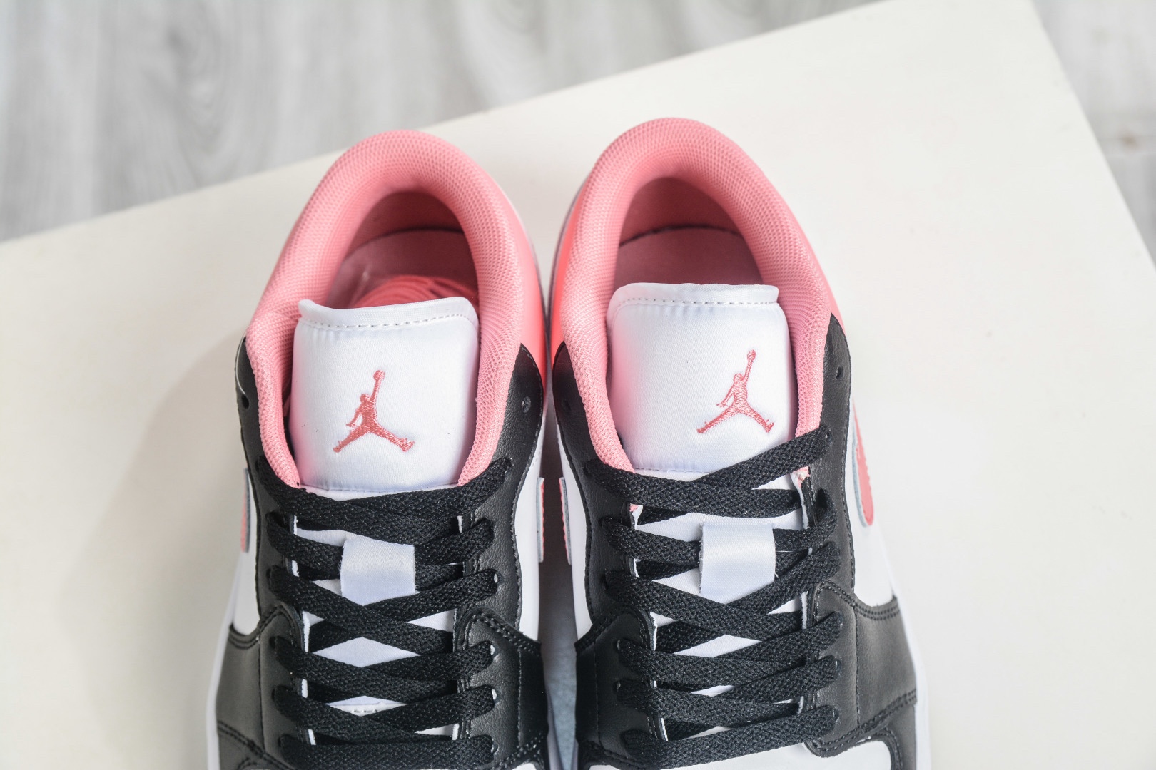 Air Jordan 1 Low 白黑粉  AJ1 低幫休閒板鞋
貨號: 553560 025
Size： 36 36.5 37.5 38 38.5 39 40