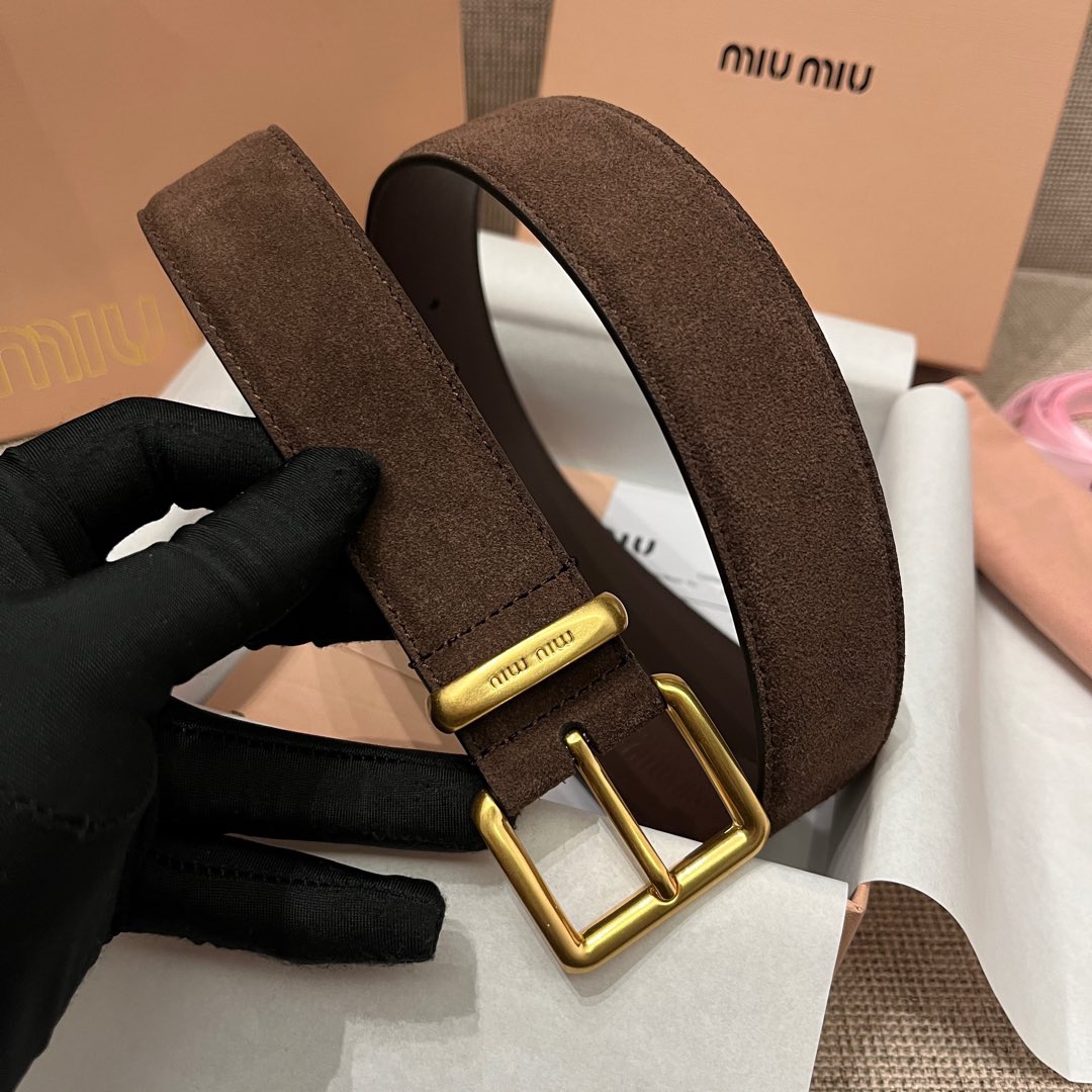 MiuMiu 今年大爆款上新‼️‼️
皮質絨面 冬天超適合絨絨的
這就是野性與可愛結合的反差美！
關但寬度粗 腰頭大 有一種野性與可愛結合的反差美～
炎名系上有甜酷甜酷的氛圍感喔#
寬度 ：3.5cm