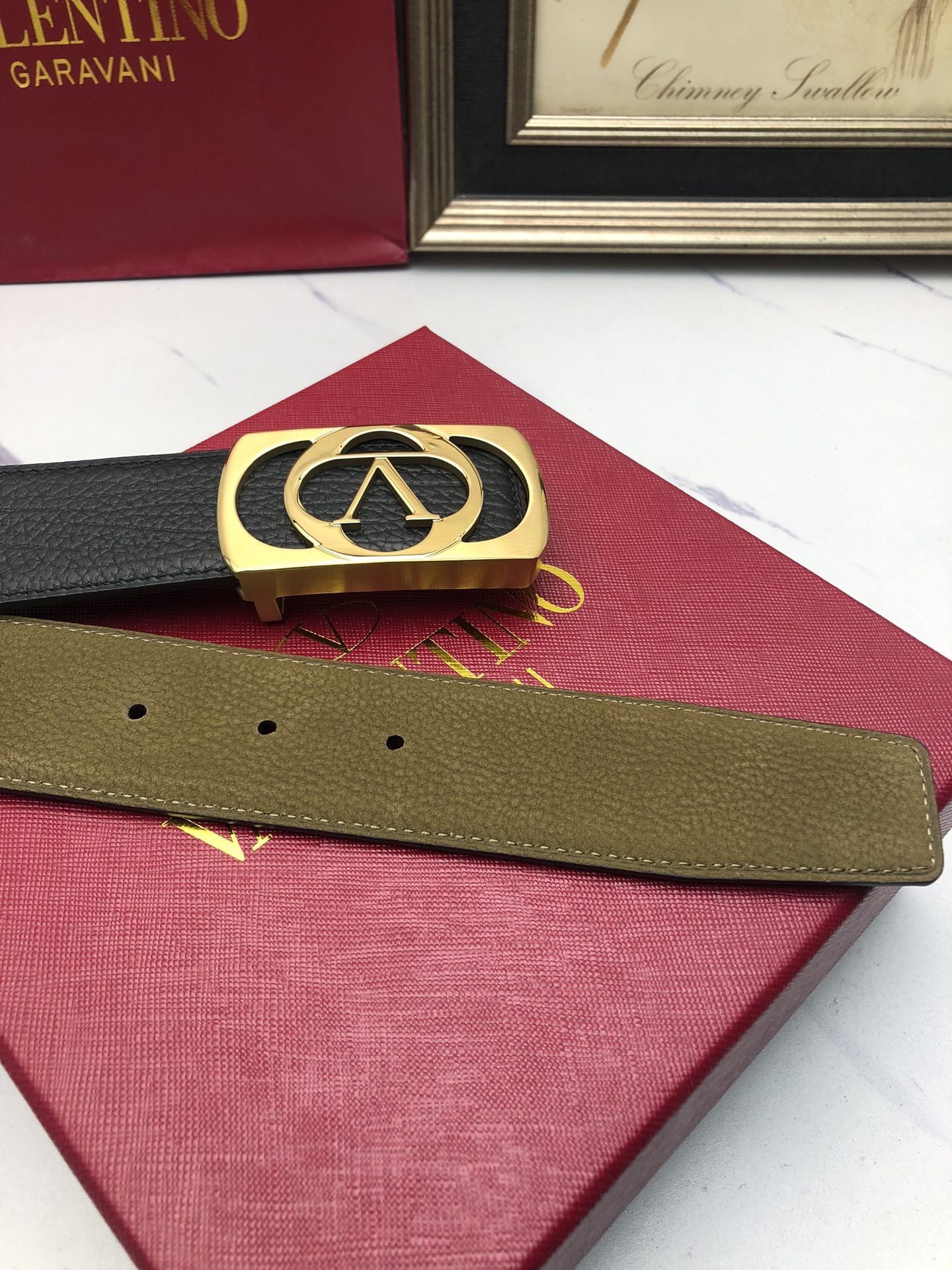 華倫天奴：原單頭層小牛皮壓花紋，內襯頭層鹿皮底，營造織紋外觀。飾以標誌原單扣。專櫃寬度4.0