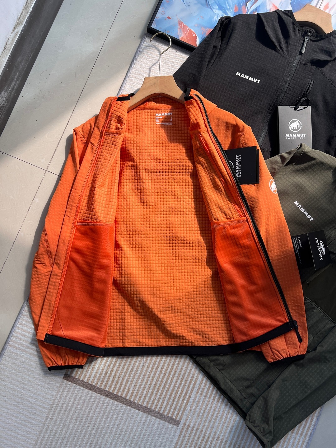 2026年春季新款猛獁象MAMMUT輕量單層彈力外套夾克 男女同款 軟殼連帽夾克
面料95的聚酯纖維 5的氨綸 輕盈帶彈力  手感柔軟舒適   不靜電 質感輕膚，，自帶纖維紋理 ，格紋凹槽 空氣流通  可快速散熱  吸濕排汗 
款式設計簡約大牌，胸口拼布拉鍊口袋 ，多處細節採用四針六線🧵設計點綴，肉眼可見的工藝美
手插口袋，做的壓膠無痕一公分外延  內隱藏拉鍊口袋 上下刺繡鎖邊 提升品質
彈力袖口 輕便舒適 ，下擺出帶有調節繩，穿搭風格可隨意切換
日常休閒  上班通勤 戶外運動  舒適百搭