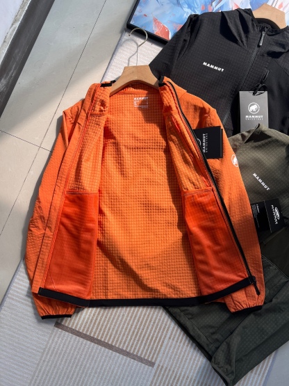 2026年春季新款猛獁象MAMMUT輕量單層彈力外套夾克 男女同款 軟殼連帽夾克
面料95的聚酯纖維 5的氨綸 輕盈帶彈力  手感柔軟舒適   不靜電 質感輕膚，，自帶纖維紋理 ，格紋凹槽 空氣流通  可快速散熱  吸濕排汗 
款式設計簡約大牌，胸口拼布拉鍊口袋 ，多處細節採用四針六線🧵設計點綴，肉眼可見的工藝美
手插口袋，做的壓膠無痕一公分外延  內隱藏拉鍊口袋 上下刺繡鎖邊 提升品質
彈力袖口 輕便舒適 ，下擺出帶有調節繩，穿搭風格可隨意切換
日常休閒  上班通勤 戶外運動  舒適百搭