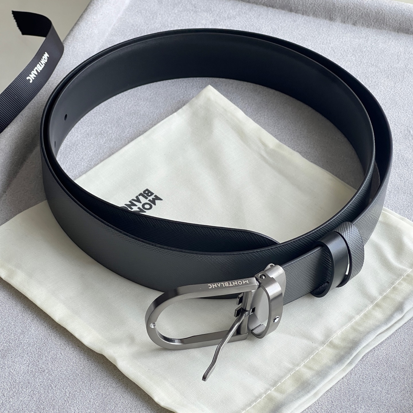 馬蹄形帶扣黑色/棕色雙面皮帶（35毫米）
馬蹄形閃亮鍍釕帶扣。可調節長度，3.5cm黑色和棕色雙面皮帶。打造經典靈動造型。
貨號 錶帶描述 黑色和棕色雙面牛皮皮帶 皮革圖案 金屬圓環上飾有萬寶龍六角白星 標識 搭扣裝置 易開啓裝置，可調節皮帶長度
搭扣形狀 馬蹄形主要顏色 黑色 | 棕色 搭扣類型 針扣式表扣