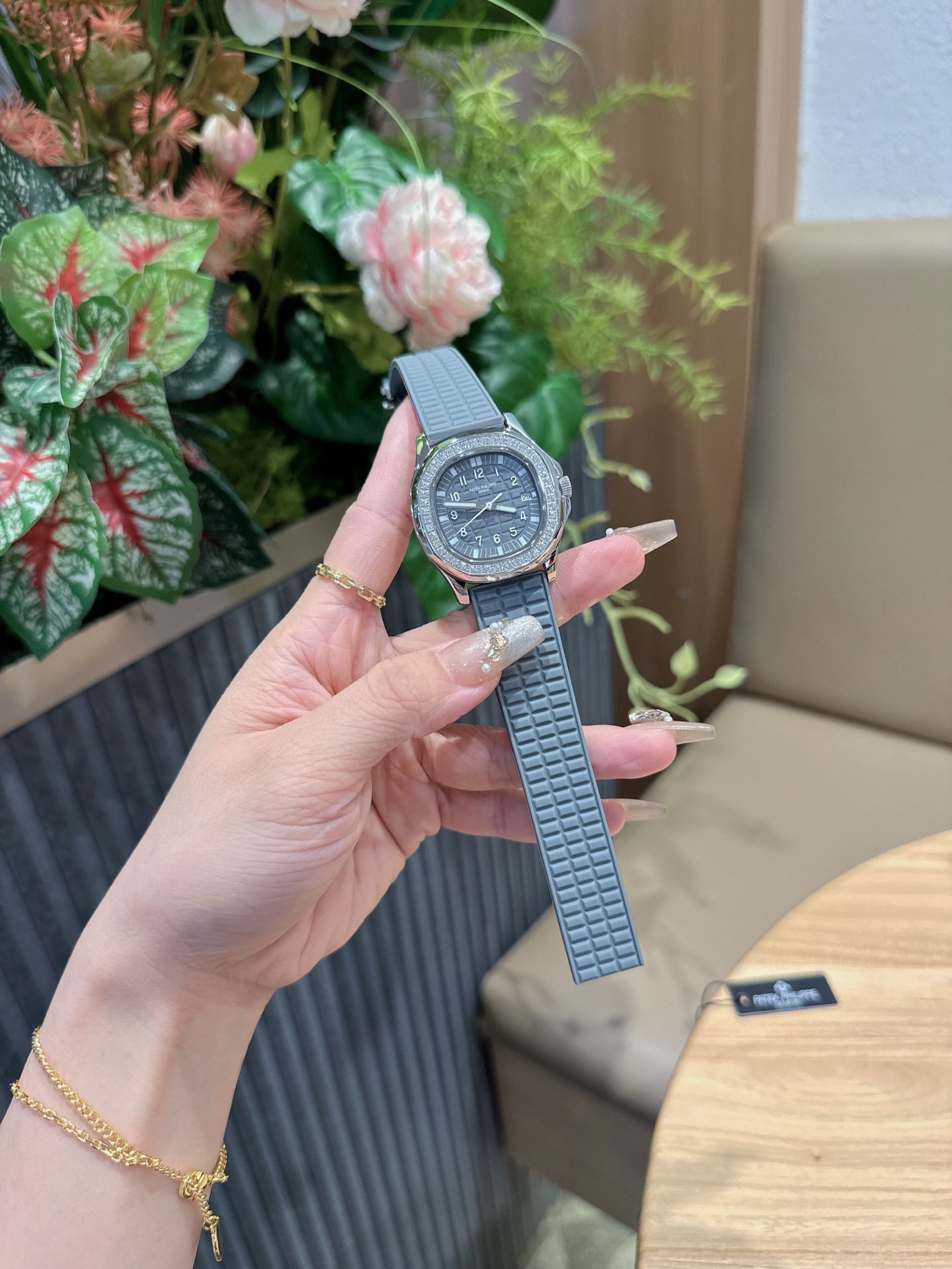 
百達翡麗  5067A 手雷 石英女表 PATEK PHILIPPE--5067A全系列石英腕表，帶來全網最佳的復刻產品和極致體驗，確保還原正品般的舒適感，尺寸35.6X7.7mm 圓潤的八角形表殼與原裝一致，走時穩定，續航持久，性價比超高。