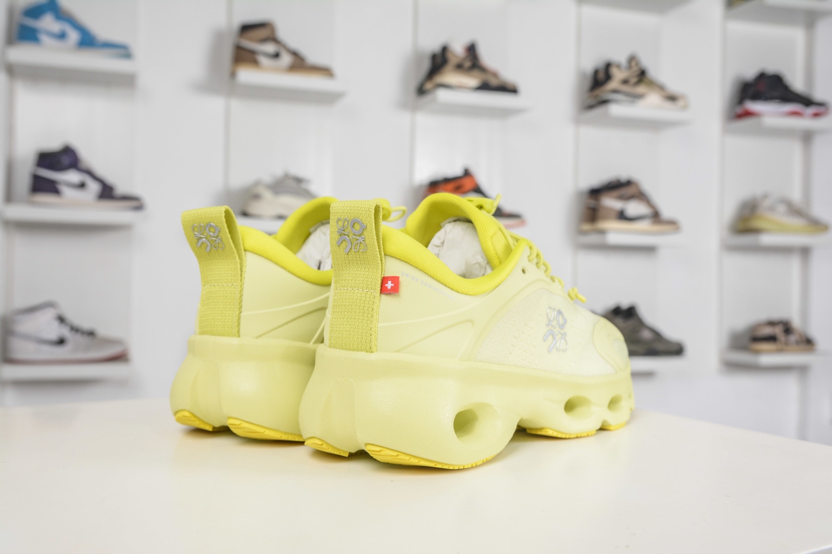 LOEWE羅意威 x ON昂跑 聯名款 Cloudsolo 
貨號: 3WF330602420
尺碼：36 36.5 37 37.5 38 38.5 39 40 40.5 41 42 42.5 43 44 44.5 45 46（真半碼）（⚠️袋子丟失扣10）