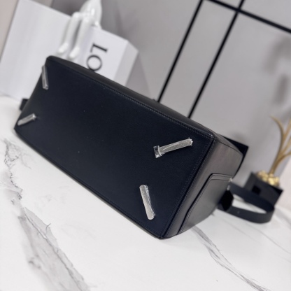 羅家🌟新款 🆕大號亮面牛皮革Panta Puzzle  手袋Puzzle 以別具一格的幾何線條勾勒長方體造型。此大號版本採用亮面牛皮革製成，飾有單寧布長褲風格細節 .可肩背、斜挎或手提*可拆卸可調節肩帶*拉鍊開合，牛皮革拉鍊頭*一個外部拉鍊後袋，一個內部插袋人字紋棉質帆布襯里*Anagram 壓紋
size: 33×14.7×21.5cm
型號：052500