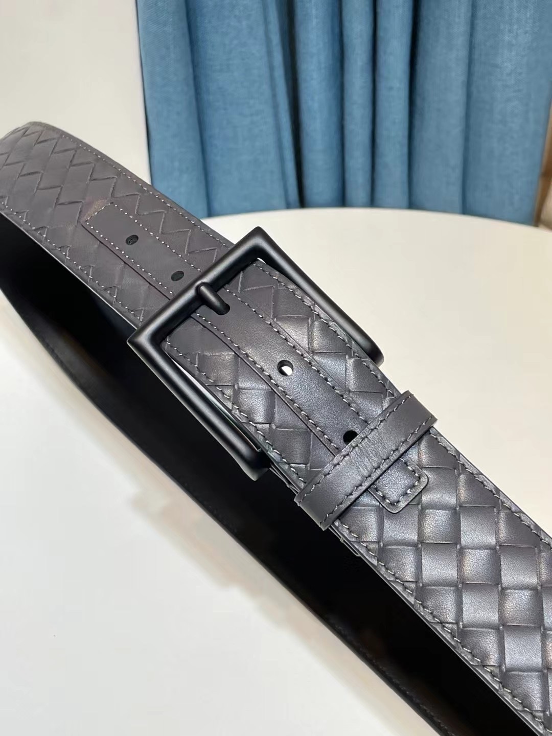 🔥🔥新 🆕純手工編織皮帶可為休閒裝或正裝造型增添優雅韻味，🔥是低調奢華的典範。[嘴唇]採用意大利柔軟的胎小牛皮全手工精工打造而成，鎳色五金扣頭令其更顯獨特別緻、🔥[嘴唇]優雅迷人氣息。[強]4.0cm