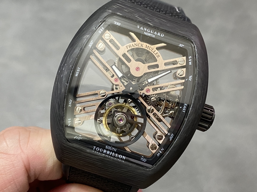 法蘭克穆勒 法穆蘭 Frank Muller 先鋒系列 一體陀飛輪 1.重金定制的真陀飛輪機芯。該陀飛輪的成功誕生突破瑞士制表技術封鎖。裸眼便能清楚觀賞陀飛輪運作的美感！極具視覺觀賞性之余，再度挑戰制表工藝極限。鏤空表橋經精心設計以突出腕表的結構，令人一見傾心。陀飛輪的上表橋部分飾有品牌的縮寫字母。2.經過精密加工的“三明治”弧形表殼！經過A級打磨，拉絲。3.鏡面由一整塊35.6mm×40.6mm橋形藍寶石玻璃。4.錶帶由橡膠膠底，上層貼意大利牛皮。佩戴舒適度極好。5.表扣使用和原裝一樣折疊扣
