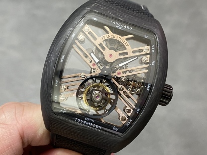 法蘭克穆勒 法穆蘭 Frank Muller 先鋒系列 一體陀飛輪 1.重金定制的真陀飛輪機芯。該陀飛輪的成功誕生突破瑞士制表技術封鎖。裸眼便能清楚觀賞陀飛輪運作的美感！極具視覺觀賞性之余，再度挑戰制表工藝極限。鏤空表橋經精心設計以突出腕表的結構，令人一見傾心。陀飛輪的上表橋部分飾有品牌的縮寫字母。2.經過精密加工的“三明治”弧形表殼！經過A級打磨，拉絲。3.鏡面由一整塊35.6mm×40.6mm橋形藍寶石玻璃。4.錶帶由橡膠膠底，上層貼意大利牛皮。佩戴舒適度極好。5.表扣使用和原裝一樣折疊扣
