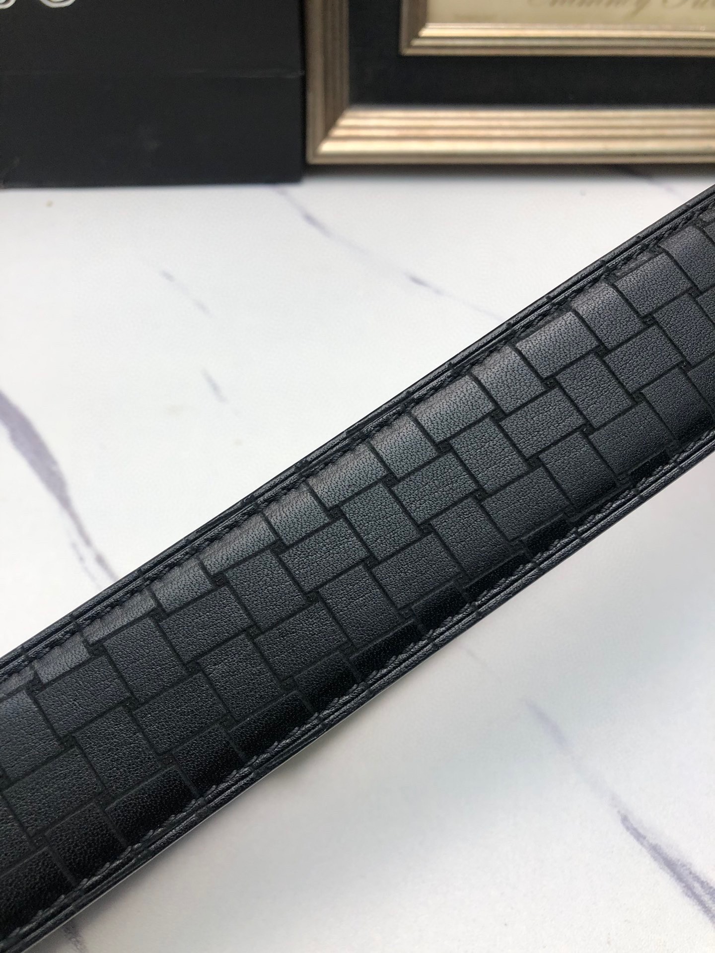 克羅星：原單頭層牛皮燙印花紋面，內襯頭層小牛皮底，搭配原單自動扣，可裁剪的自動帶，此款腰帶面雙採用意大利原定廠制進口牛皮帶身 ，對專版櫃足寬3.5