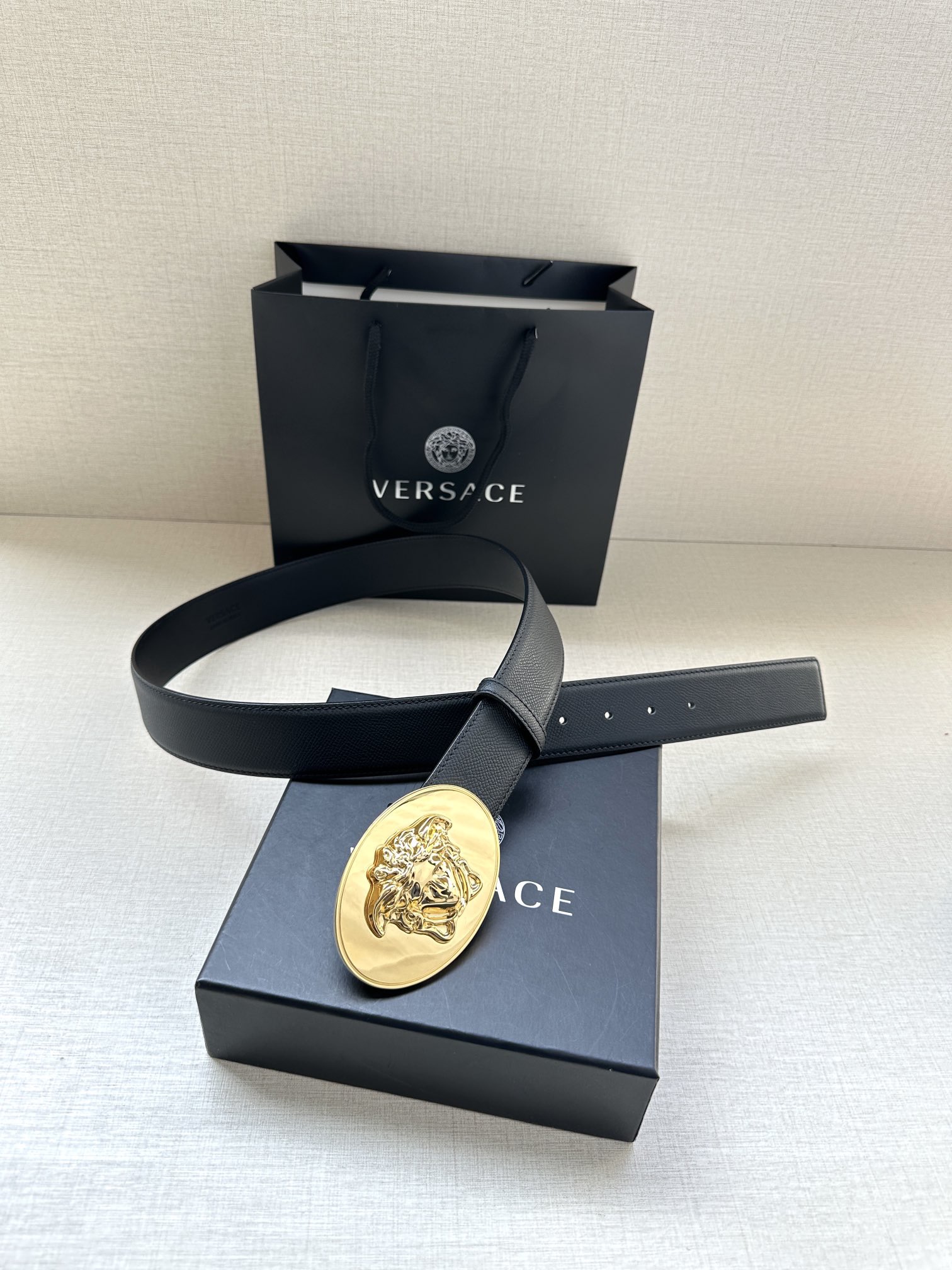 寬度：4.0cm （範思哲） 此款橢圓五金配件、腰帶飾有標誌性的Versace美杜莎頭像扣，彰顯品牌格調。是一款精美的衣櫥必備單品。