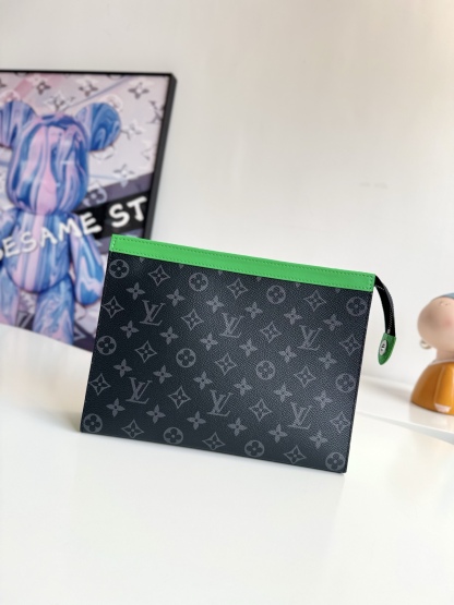 🇫🇷海外原單M26031綠色獨家實拍！Pochette Voyage 中號手拿包取材 Monogram Eclipse 塗層帆布，以明麗皮革飾邊傳遞動感氣息。卡片夾層和內貼袋有序收納隨行所需，攜於手中或收入旅行袋皆宜。尺寸：27×21×6cm