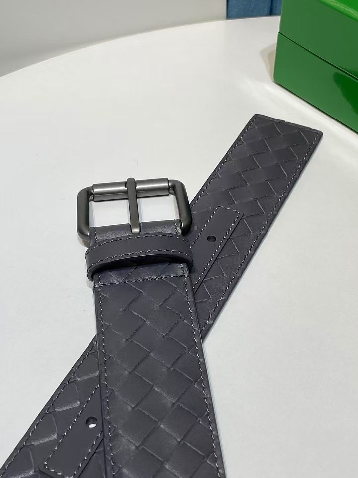 🔥🔥🆕純手工編織皮帶可為休閒裝或正裝造型增添優雅韻味，🔥是低調奢華的典範。[嘴唇]採用意大利柔軟的胎小牛皮全手工精工打造而成，錁色五金扣頭令其更顯獨特別緻、🔥[嘴唇]優雅迷人氣息。[強]4.0cm寬